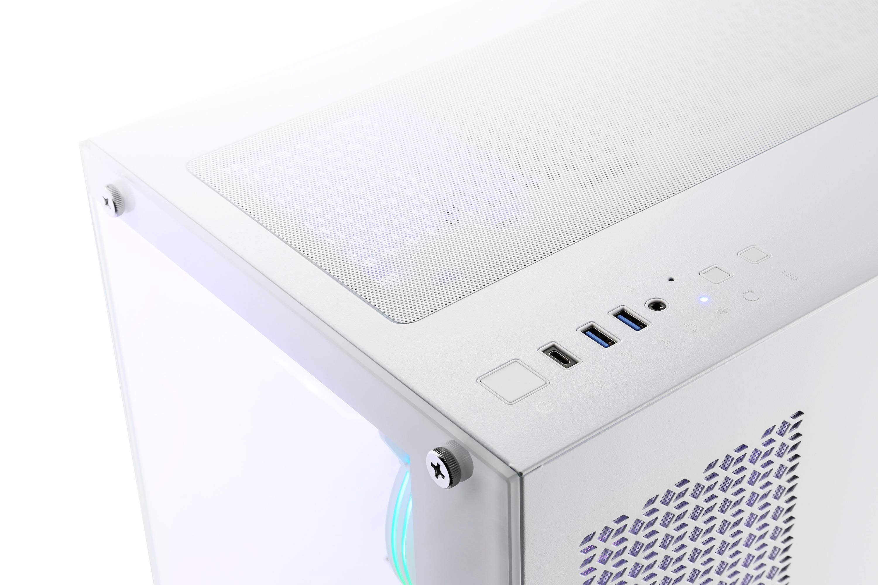 Białą obudowę komputerową z przezroczystą boczną ścianką i wentylacyjnymi otworami u góry. Posiada kilka portów USB i przyciski sterujące na przedniej stronie.