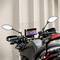 Motocyklista z zamontowanym urządzeniem nawigacji GPS, które wyświetla kolorową mapę. Widoczne są lusterka wsteczne.