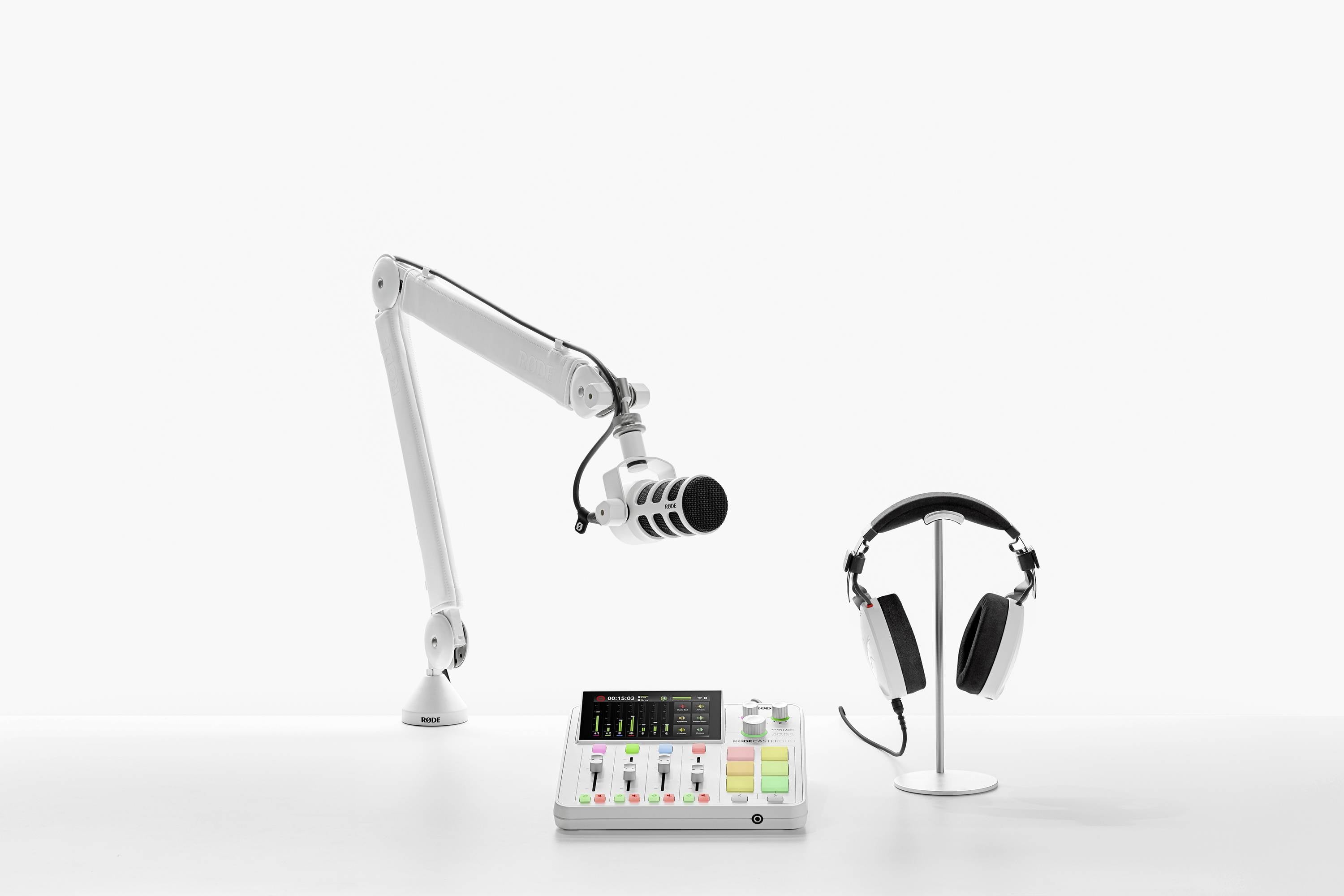 Mikrofon na ramieniu, słuchawki na statywie i konsoleta mikserska na białym tle, gotowe do nagrania podcastu lub dźwięku.