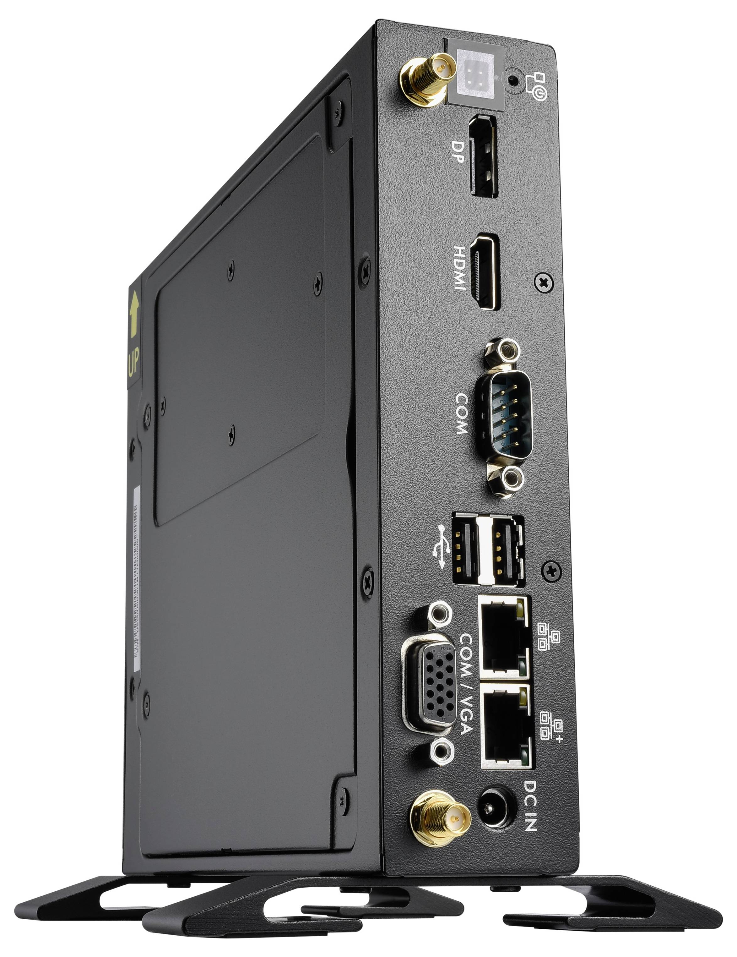 Przemysłowy komputer PC w czarnej obudowie z wieloma złączami: HDMI, DP, COM, USB, VGA oraz wejściem zasilania DC. Zamontowany na stabilnych stopkach.