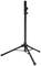 Czarny statyw mikrofonowy z trzema rozkładanymi nogami i regulowaną wysokością. Nadaje się do stabilnego mocowania mikrofonów.