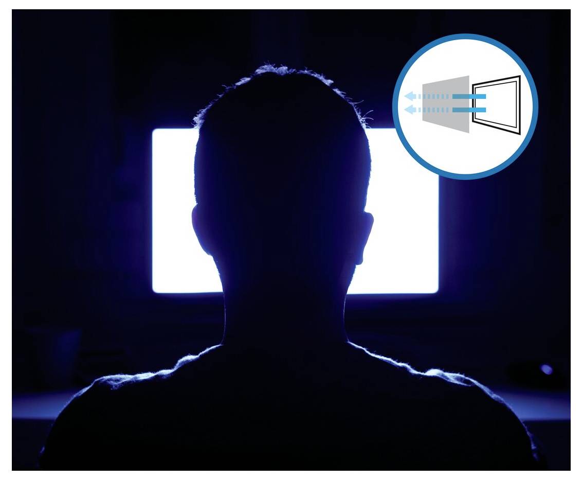 Osoba siedzi przed jasno oświetlonym ekranem w ciemnym pomieszczeniu. Symbol wskazuje na dane lub komunikację przez bramę.