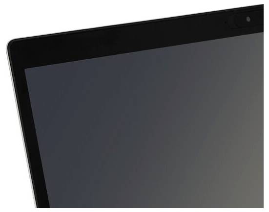 Fragment czarnej ramki ekranu elektronicznego urządzenia, prawdopodobnie laptopa lub tabletu, jest widoczny.