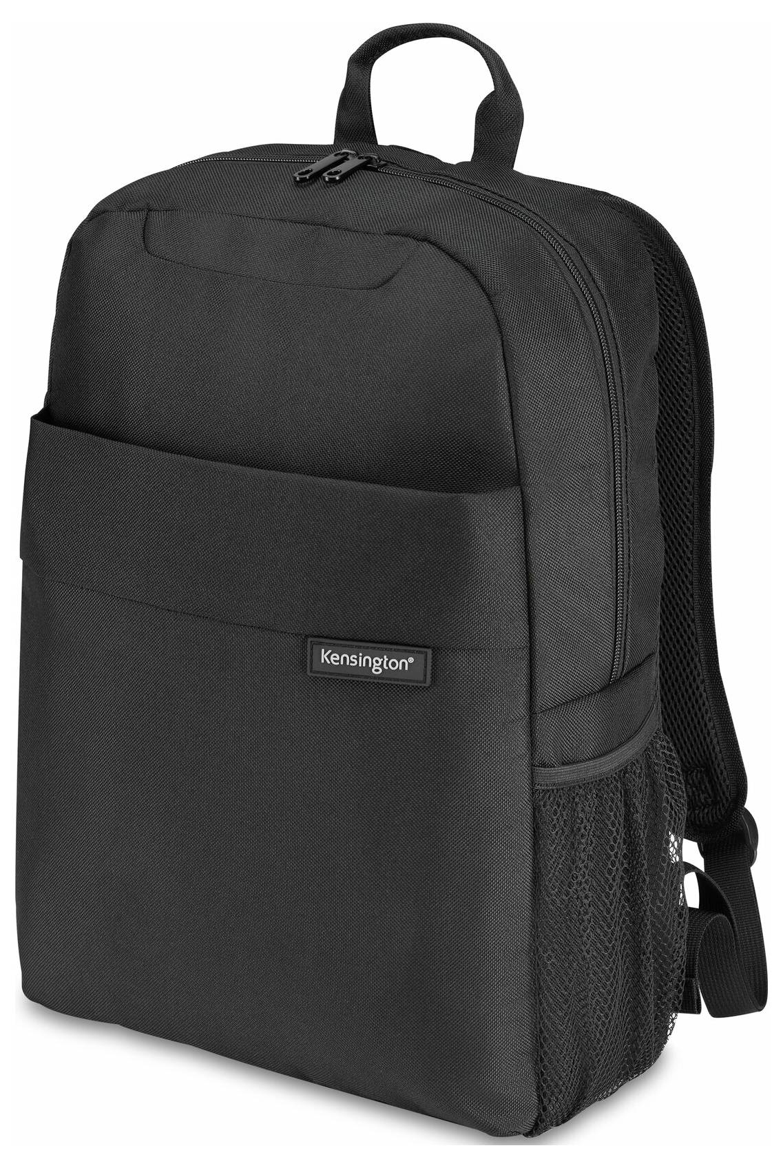 Czarny plecak z logo "Kensington" na przedniej stronie, wyposażony w dwie kieszenie zamykane na zamek błyskawiczny oraz boczne kieszonki siatkowe.