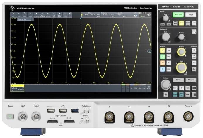 Oscyloskop wyświetla na ekranie falę sinusoidalną. Po prawej stronie znajdują się elementy sterujące do regulacji ustawień.