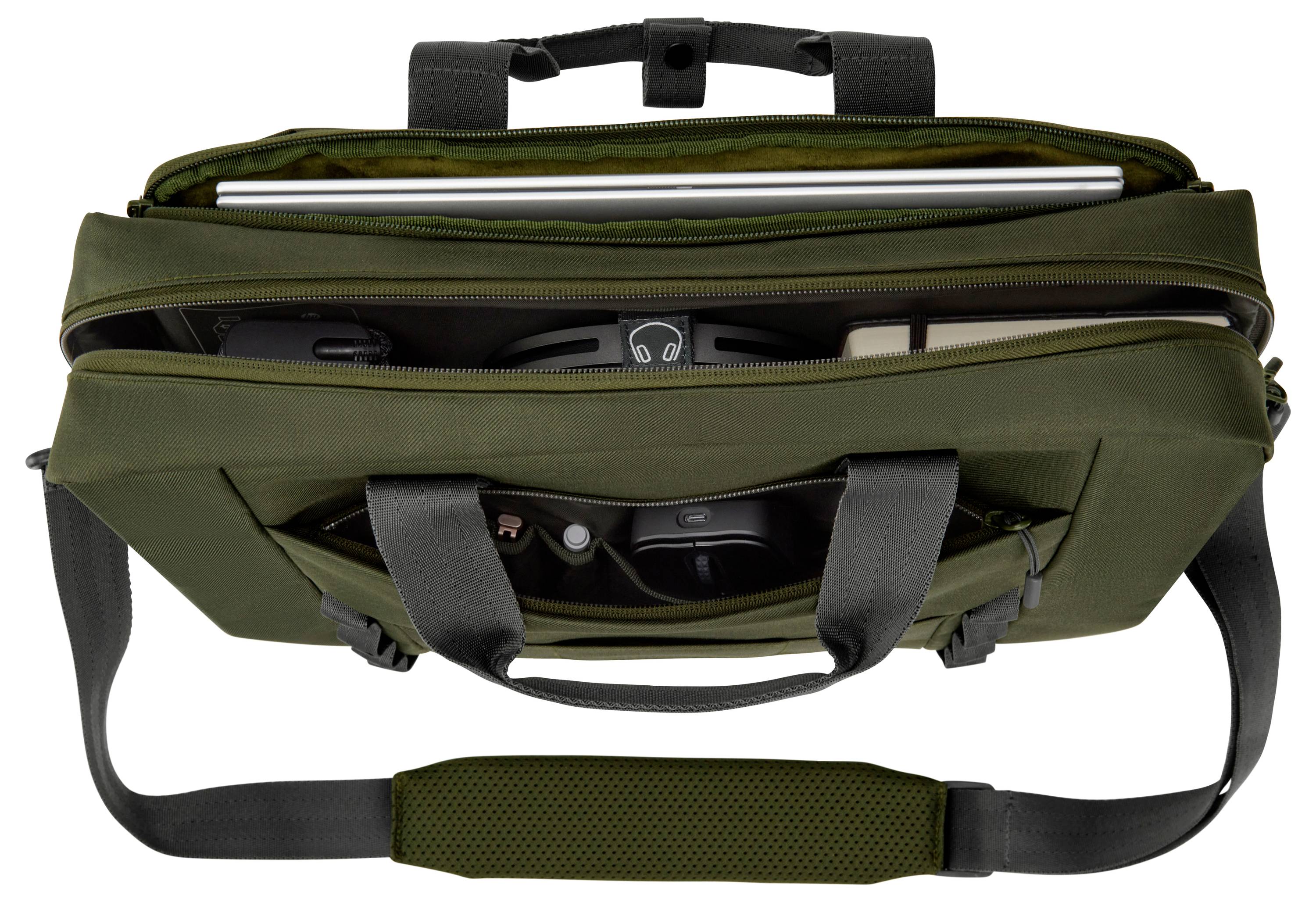 Otwarta, zielona torba na laptopa widziana z góry, w której widać laptopa, słuchawki i inne przedmioty osobiste w poszczególnych przegródkach.