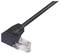 Czarny kabel Ethernet z wtyczką kątową, odpowiedni do podłączania urządzeń sieciowych w ciasnych przestrzeniach.
