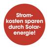 Czerwone koło z białym tekstem: 'Oszczędzaj koszty prądu dzięki energii słonecznej!'
