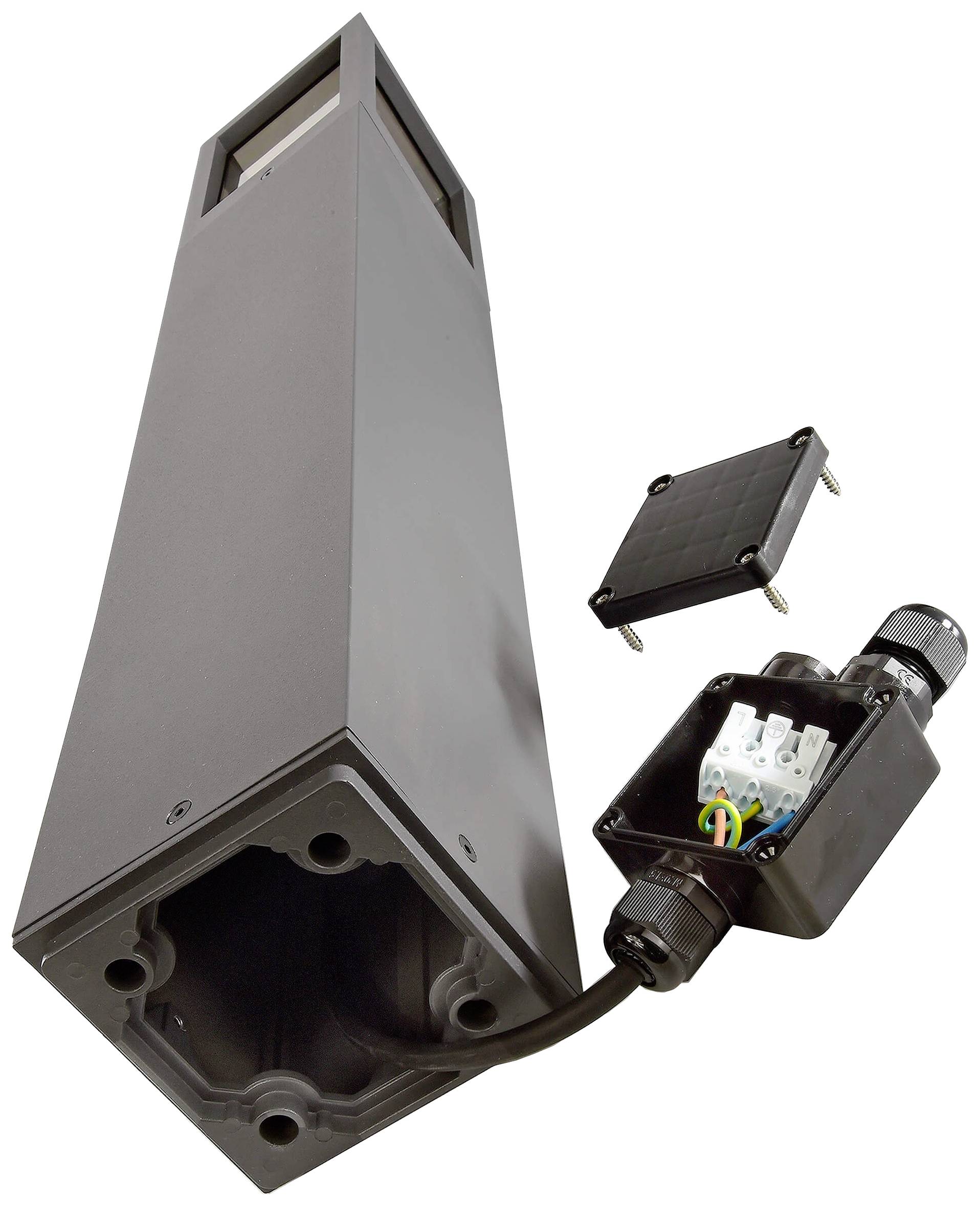 Ciemnoszara, prostopadłościenna lampa zewnętrzna z otwartym przyłączem kablowym oraz zdejmowaną pokrywą, odpowiednia do montażu.