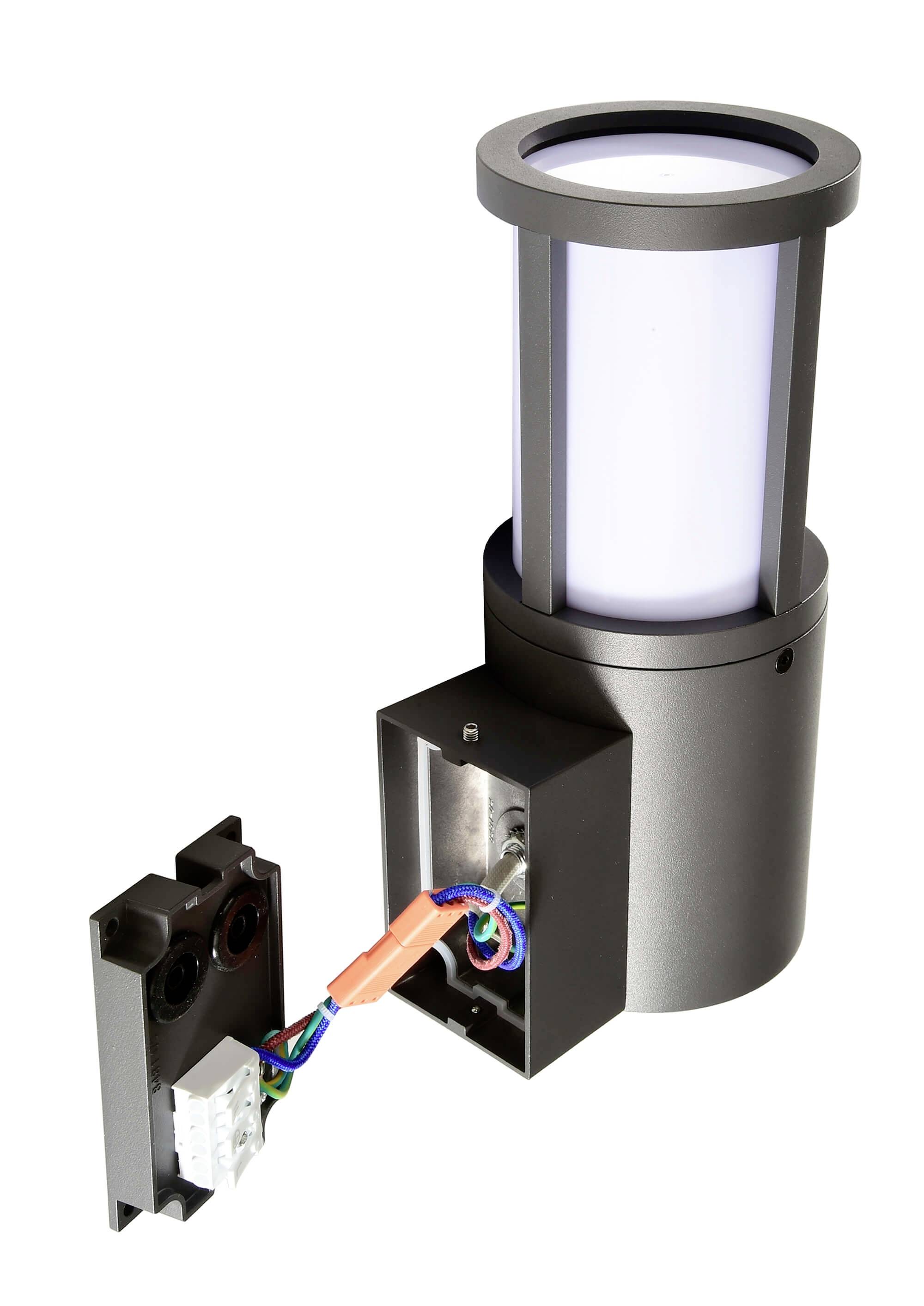 Oprawa oświetleniowa w kształcie cylindra z zdjętą osłoną, ukazująca wewnętrzne okablowanie i szczegóły podłączenia.