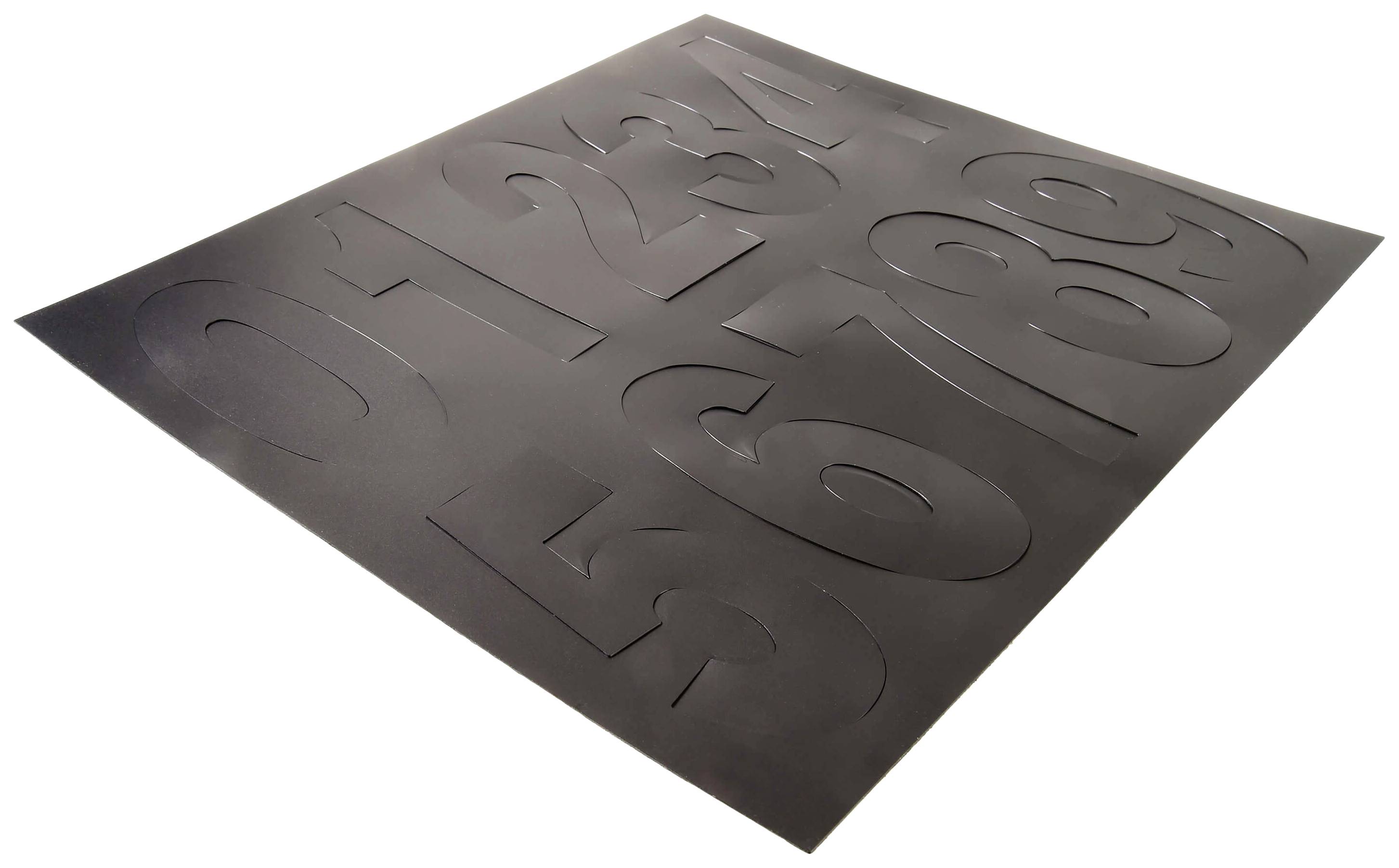 Czarna mata gumowa z wyciętymi cyframi od 0 do 9 w dużej czcionce, ułożonymi w rzędach. Odpowiednia do szablonów malarskich.