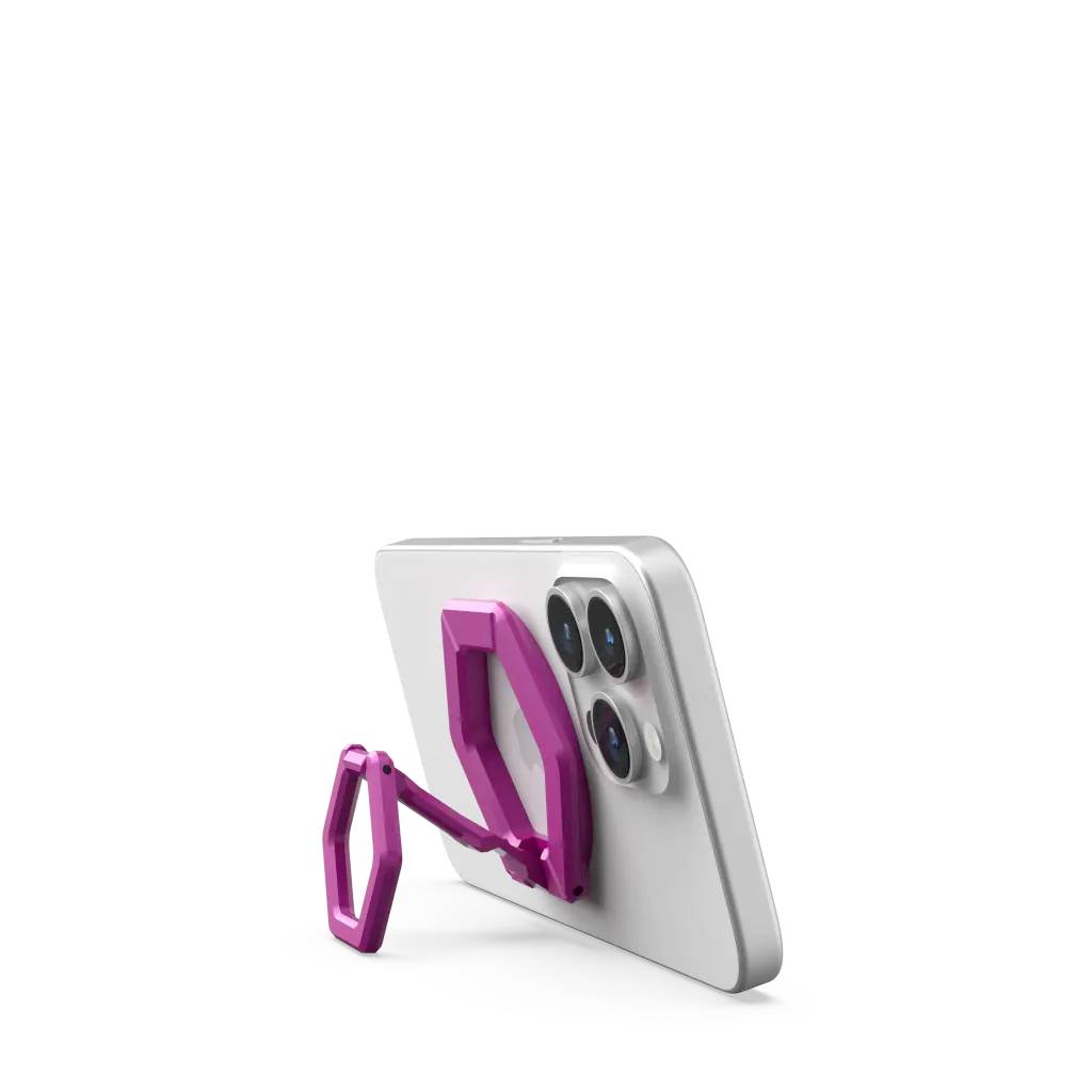 Smartfon z różowym uchwytem i trzema obiektywami kamery z tyłu, stojący na jasnym tle.