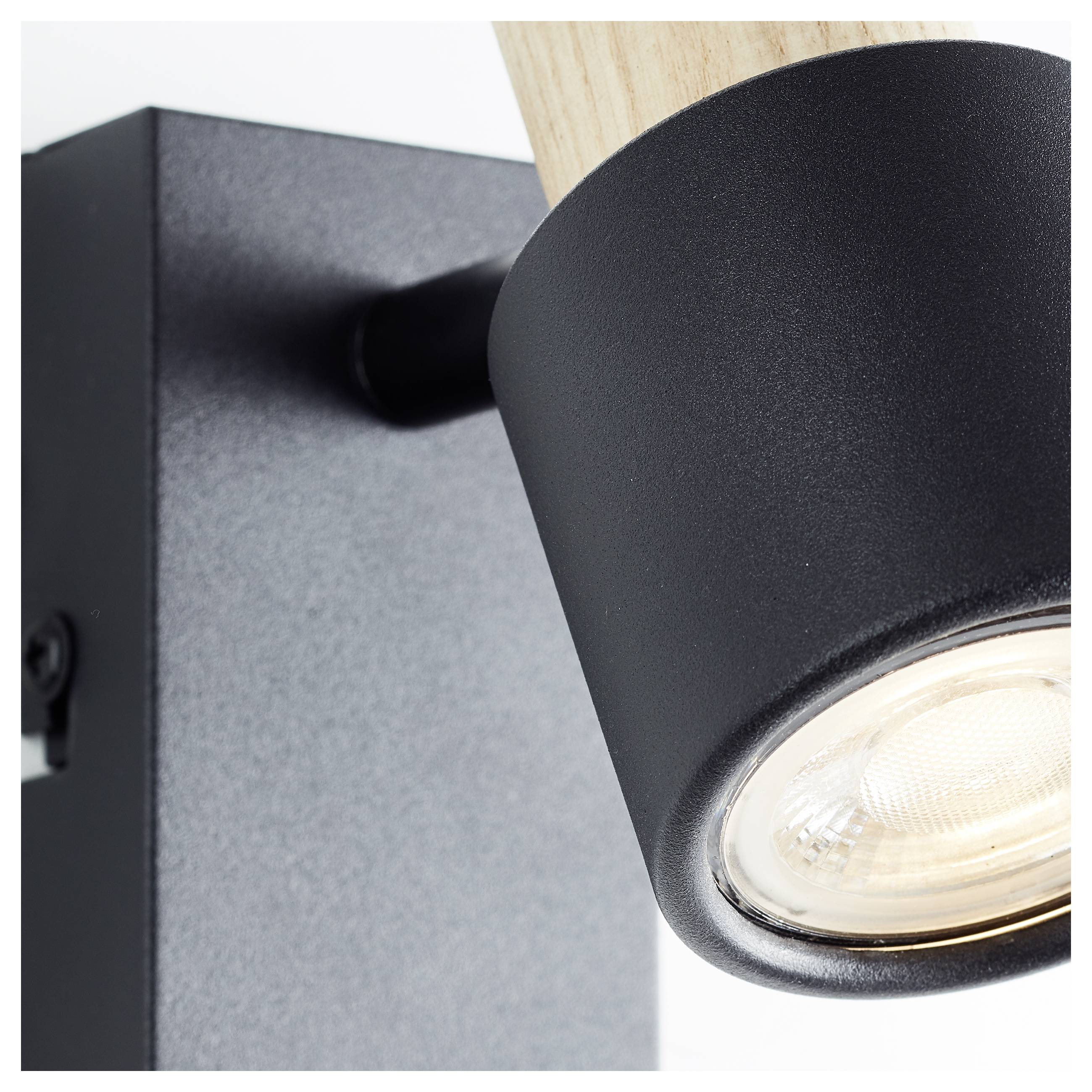 Nowoczesna, czarna lampa ścienna z drewnianymi elementami i widoczną żarówką, która może służyć do oświetlenia pomieszczenia.