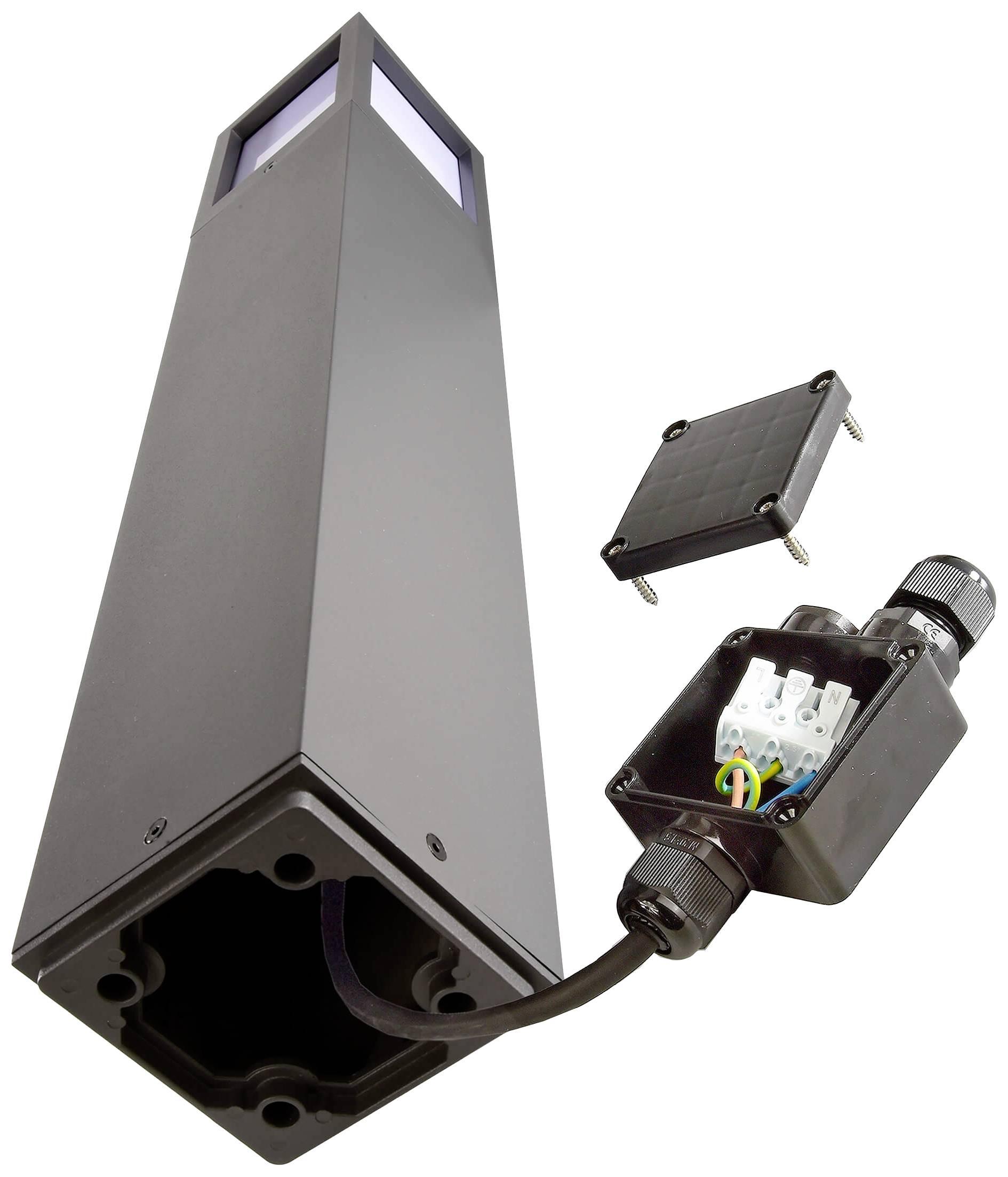 Czarna nowoczesna lampa zewnętrzna z wymiennym skrzynkowym złączem, odkrytą przestrzenią wewnętrzną i osobnym elementem montażowym; prezentuje szczegóły instalacji.