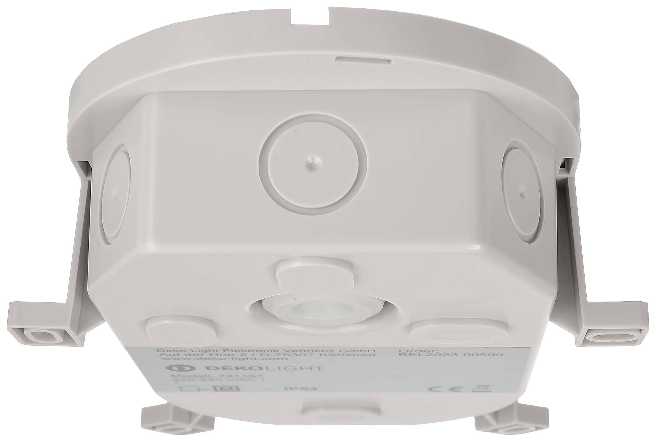 Biały, kwadratowy czujnik ruchu sufitowy z zaokrąglonymi rogami i czterema klipsami mocującymi.