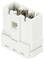 Biały, trzybiegunowy adapter gniazda lamp, odpowiedni dla określonych typów źródeł światła w elektrycznych systemach oświetleniowych.