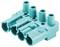 Turkusowy, czterobolcowy złącz wtykowy z oznaczonymi zaciskami kabli, stosowany do połączeń elektrycznych.