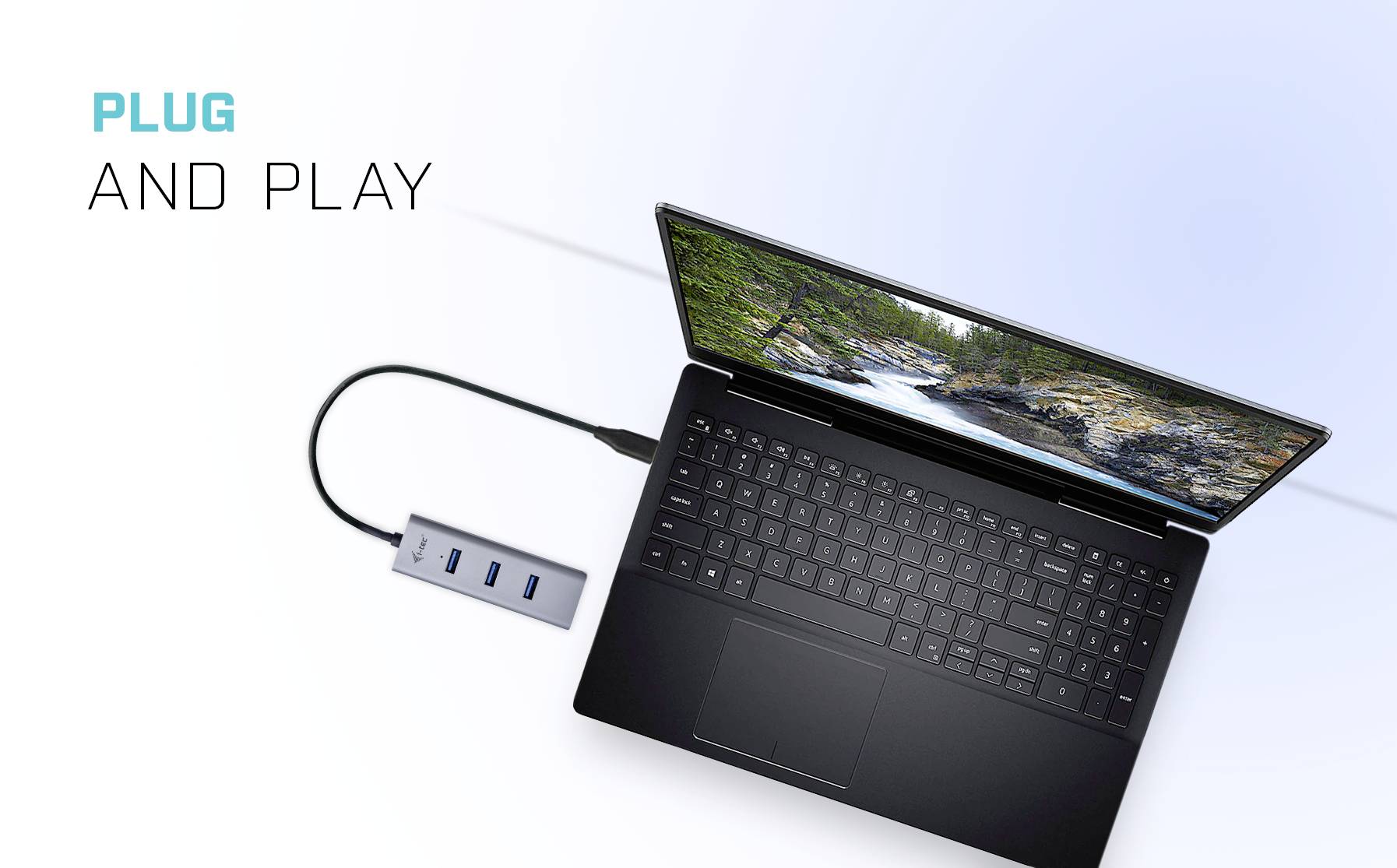 Laptop jest podłączony przez hub USB z wieloma portami USB. Na ekranie widać krajobraz nadrzeczny. Tekst: 'Plug and Play'.