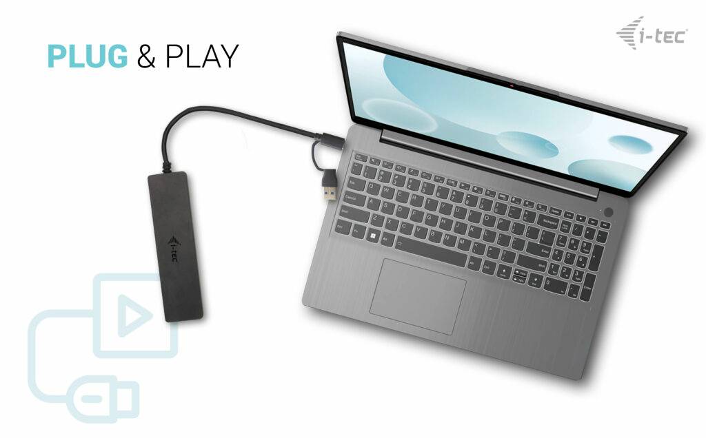Laptop z podłączoną stacją dokującą USB. Po lewej stronie widnieje napis 'PLUG & PLAY'.