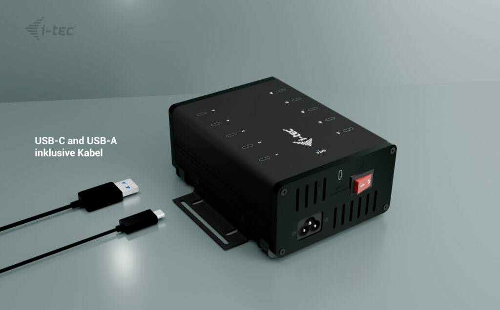 Czarny elektroniczny sprzęt z wieloma portami jest umieszczony na stole. Obok niego leżą kabel USB-C i kabel USB-A.