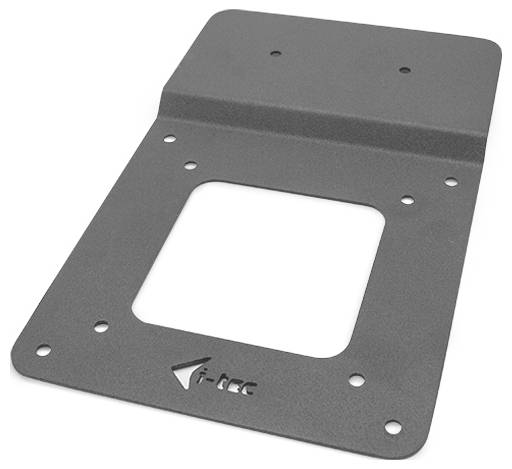 Metalowa płyta z wieloma otworami i kwadratowym wycięciem pośrodku. W lewym dolnym rogu wygrawerowane jest logo.