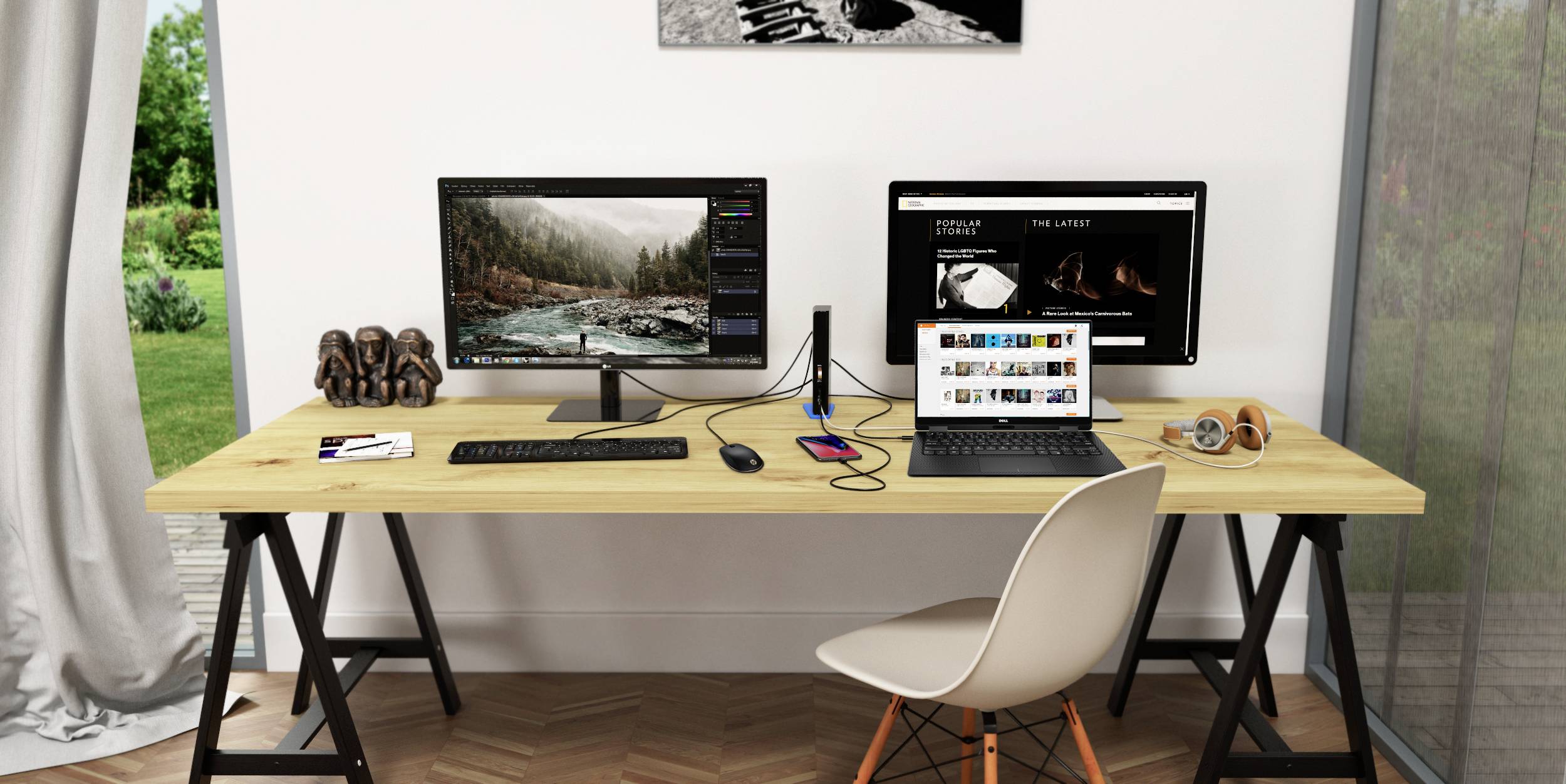 Nowoczesne biurko z dwoma monitorami, laptopem i różnymi urządzeniami technologicznymi, z widokiem na ogród w tle.