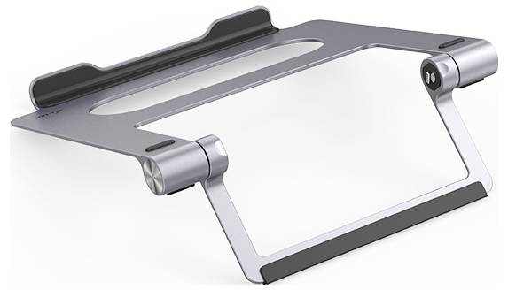 Srebrny, regulowany stojak na laptopa z otworami wentylacyjnymi. Posiada pochyloną, antypoślizgową powierzchnię i dwa przeguby obrotowe.