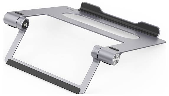 Srebrny stojak na laptopa z regulowanymi ramionami i antypoślizgowymi podkładkami gumowymi, zaprojektowany, aby podnieść laptopa do ergonomicznej pracy.