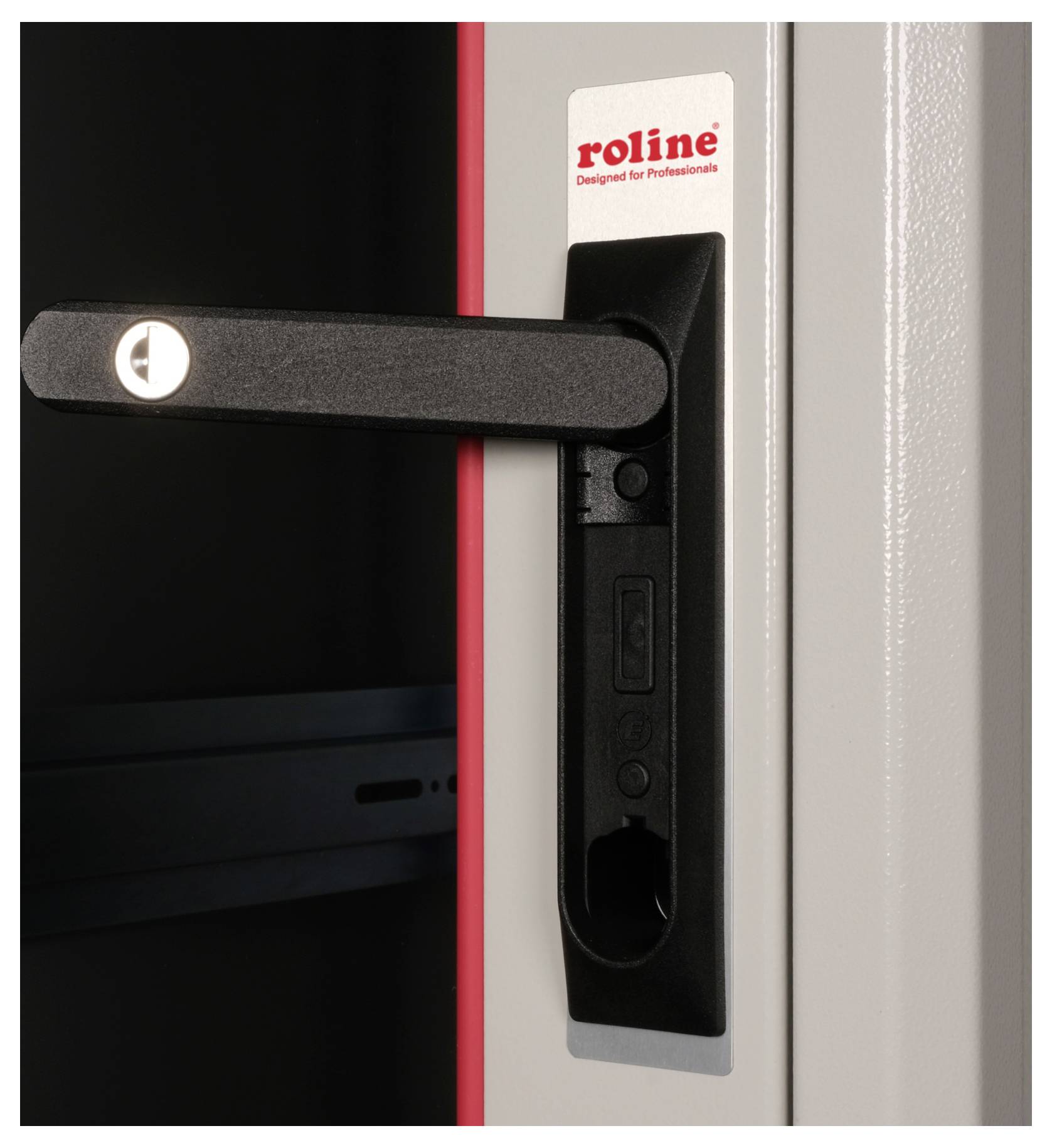 Klamka szafki z logo marki.