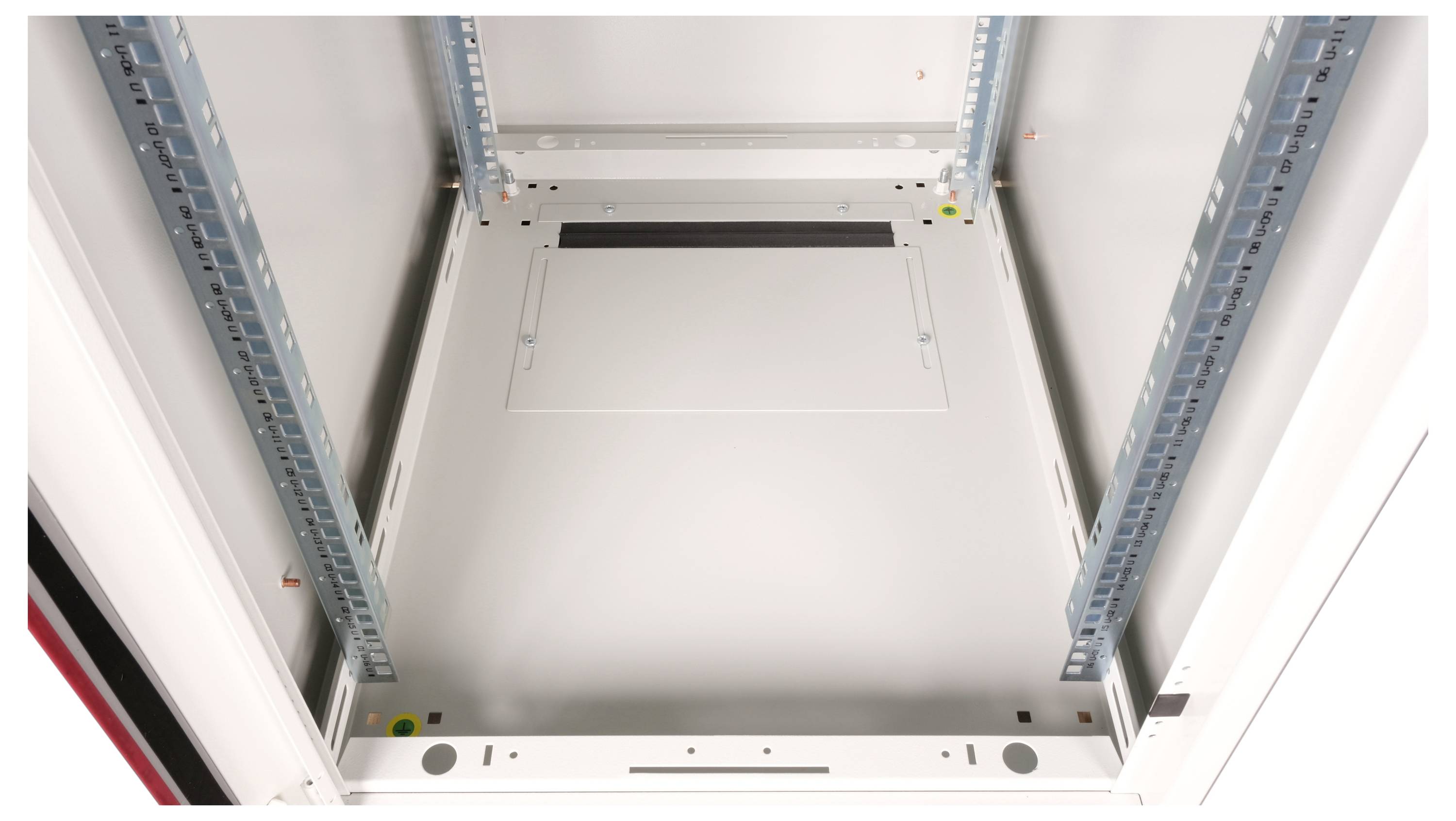 Puste stojak serwerowy z białymi ściankami i szarą podłogą. Metalowe wsporniki po bokach wskazują na możliwości montażowe.