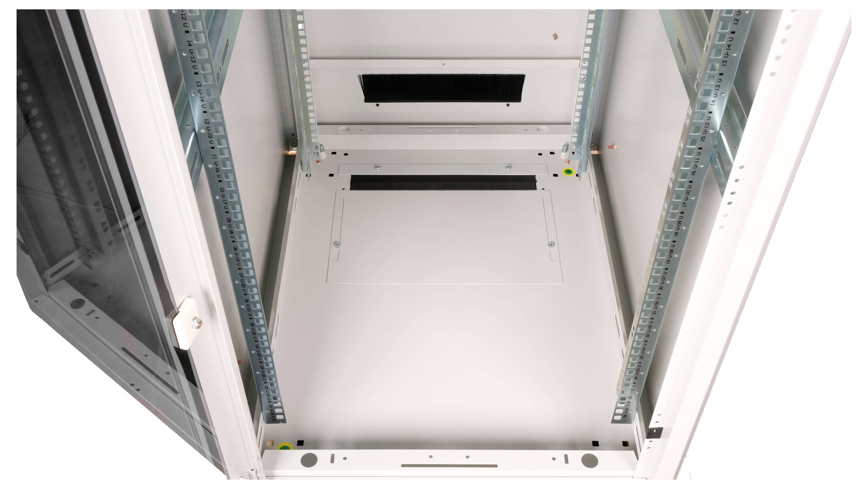 Puste, otwarte obudowa szafy serwerowej, widok z przodu. Zapewnia przestrzeń do instalacji urządzeń serwerowych oraz zarządzania kablami.