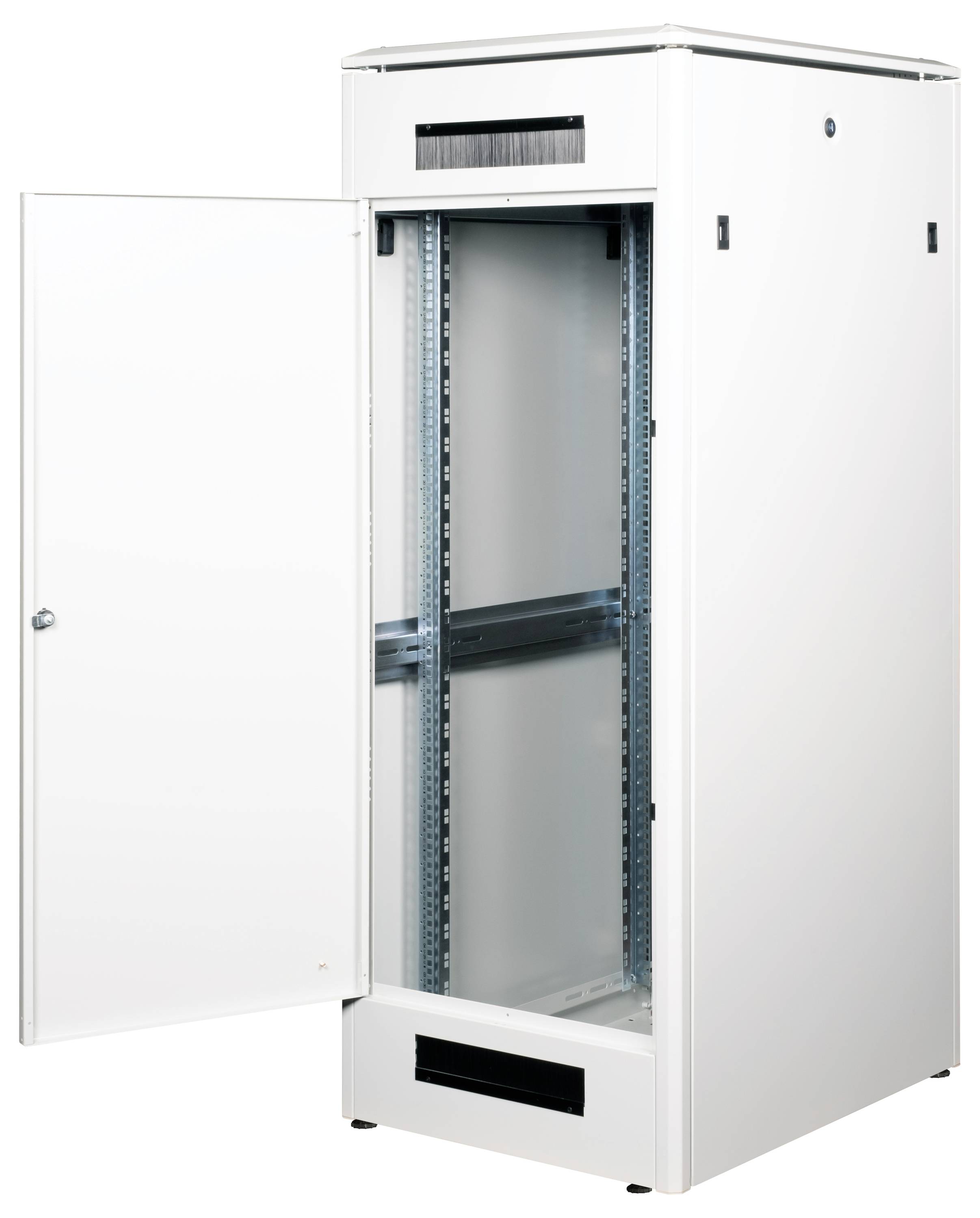 Otwarty, pusty metalowy szafa serwerowa z drzwiami po lewej stronie. Wysoka, prostokątna konstrukcja przeznaczona do umieszczania urządzeń elektronicznych.