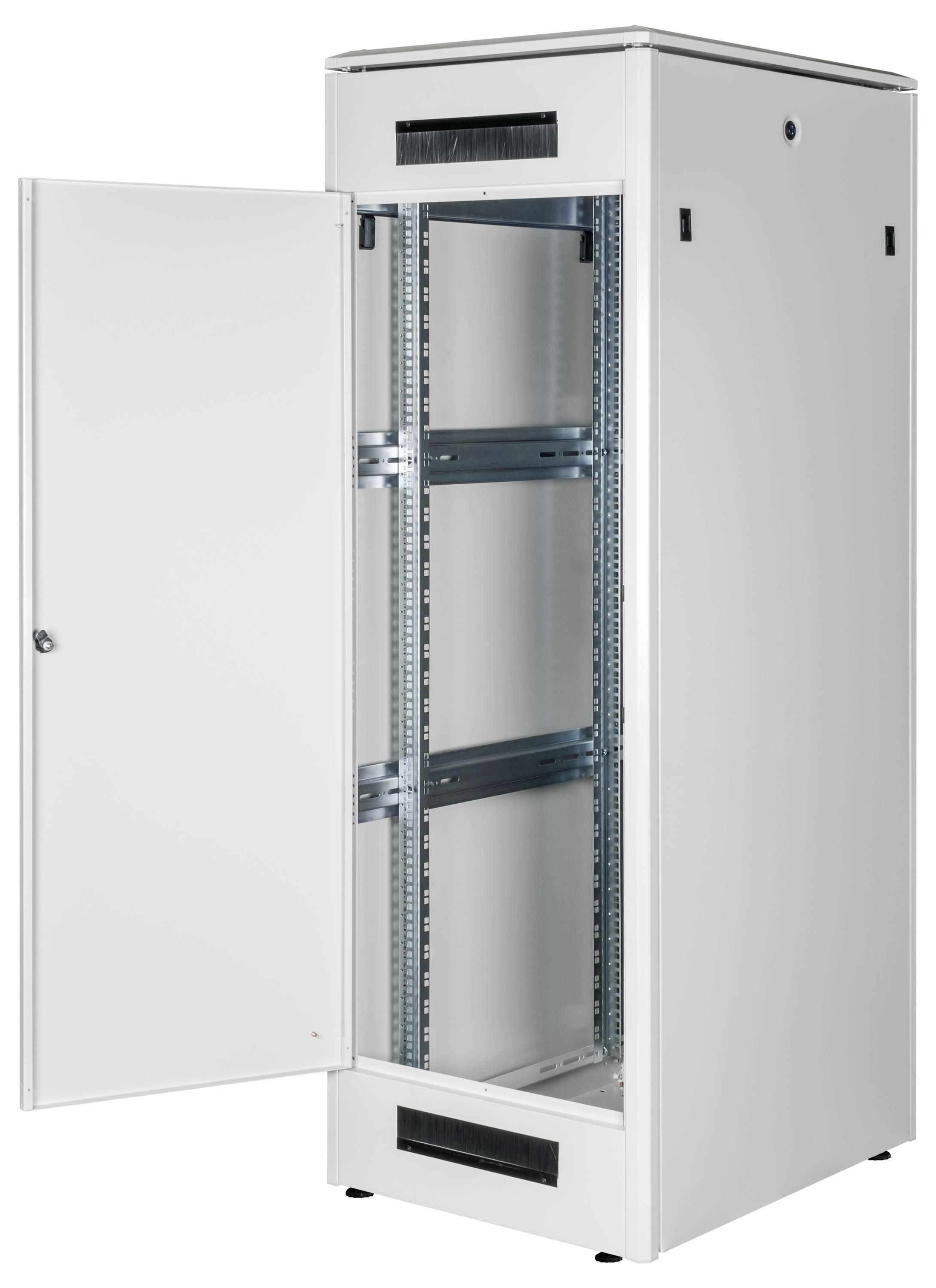 Otwarty, biały szafa serwerowa ze stalową ramą, wyposażona w kilka półek i otwarte drzwi, przeznaczona do przechowywania urządzeń informatycznych.