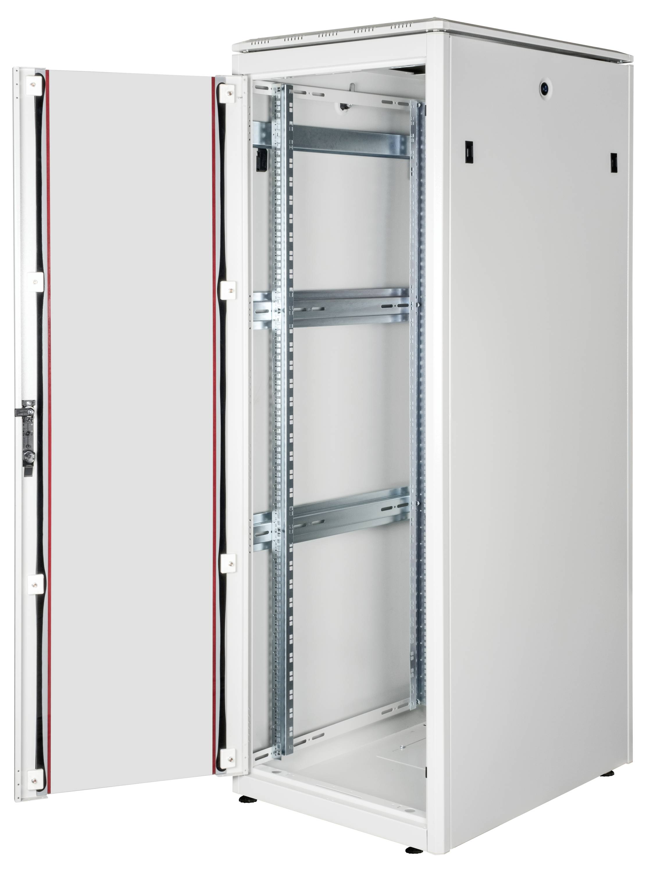 Otwarty, pusty szafa sieciowa z wieloma uchwytami i szynami do instalacji komponentów IT.