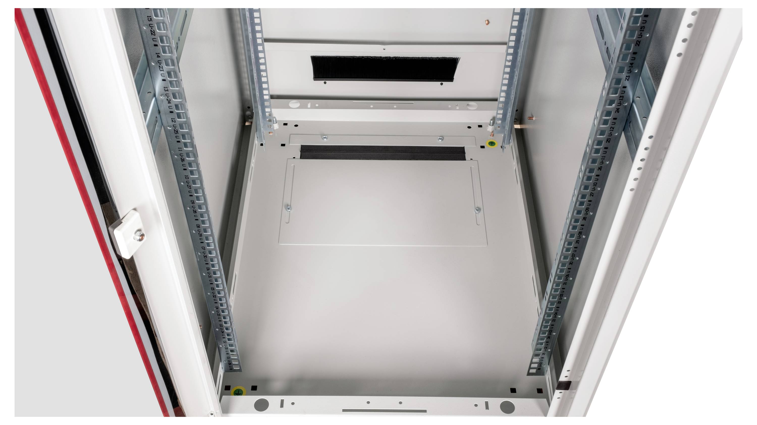 Puste stojaki serwerowe z metalową ramą i otwartymi drzwiami, gotowe do instalacji sprzętu IT w środowisku technicznym.