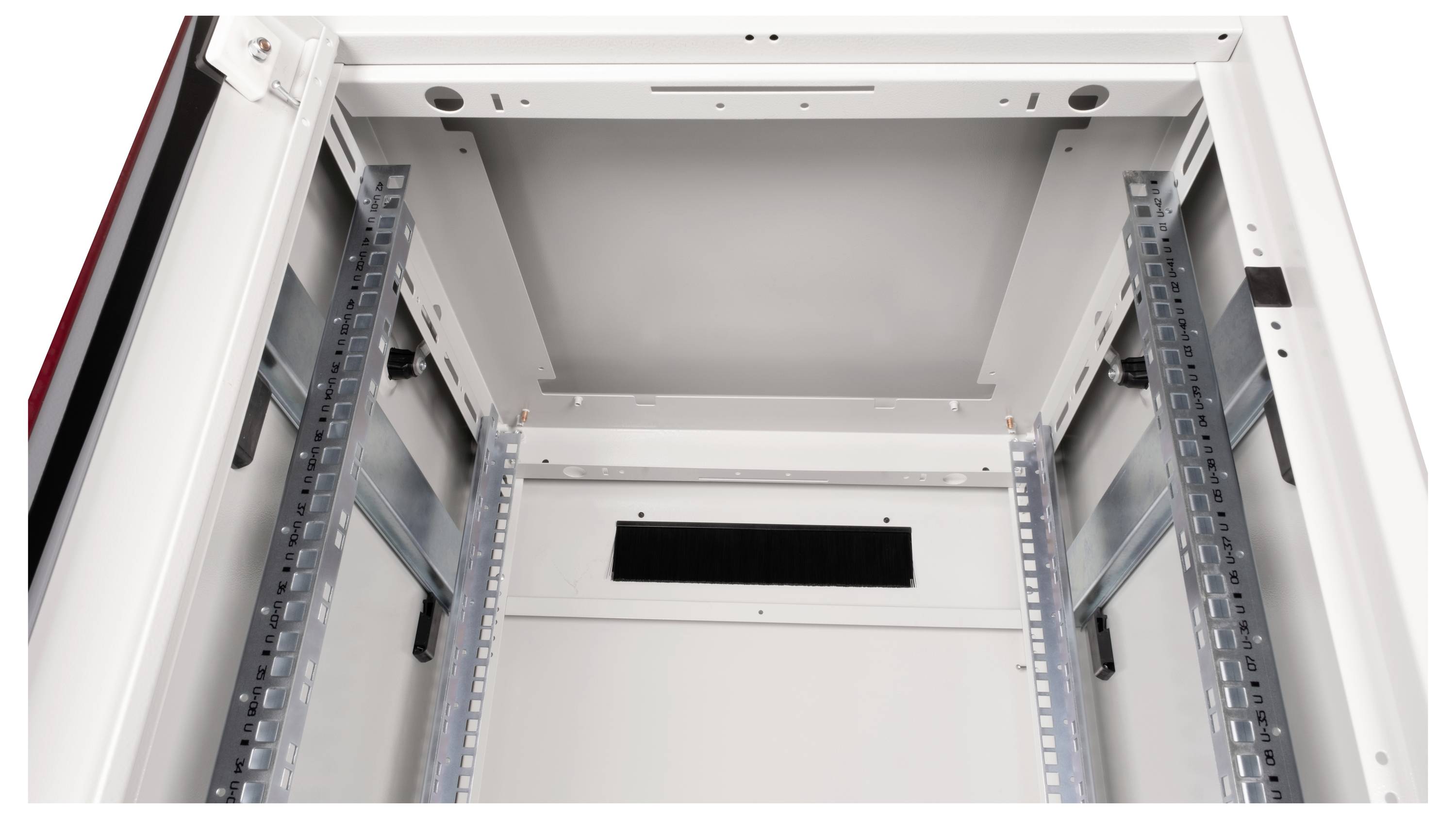 Puste, białe wnętrze szafy serwerowej z metalowymi szynami montażowymi po bokach. Widok od dołu do góry.