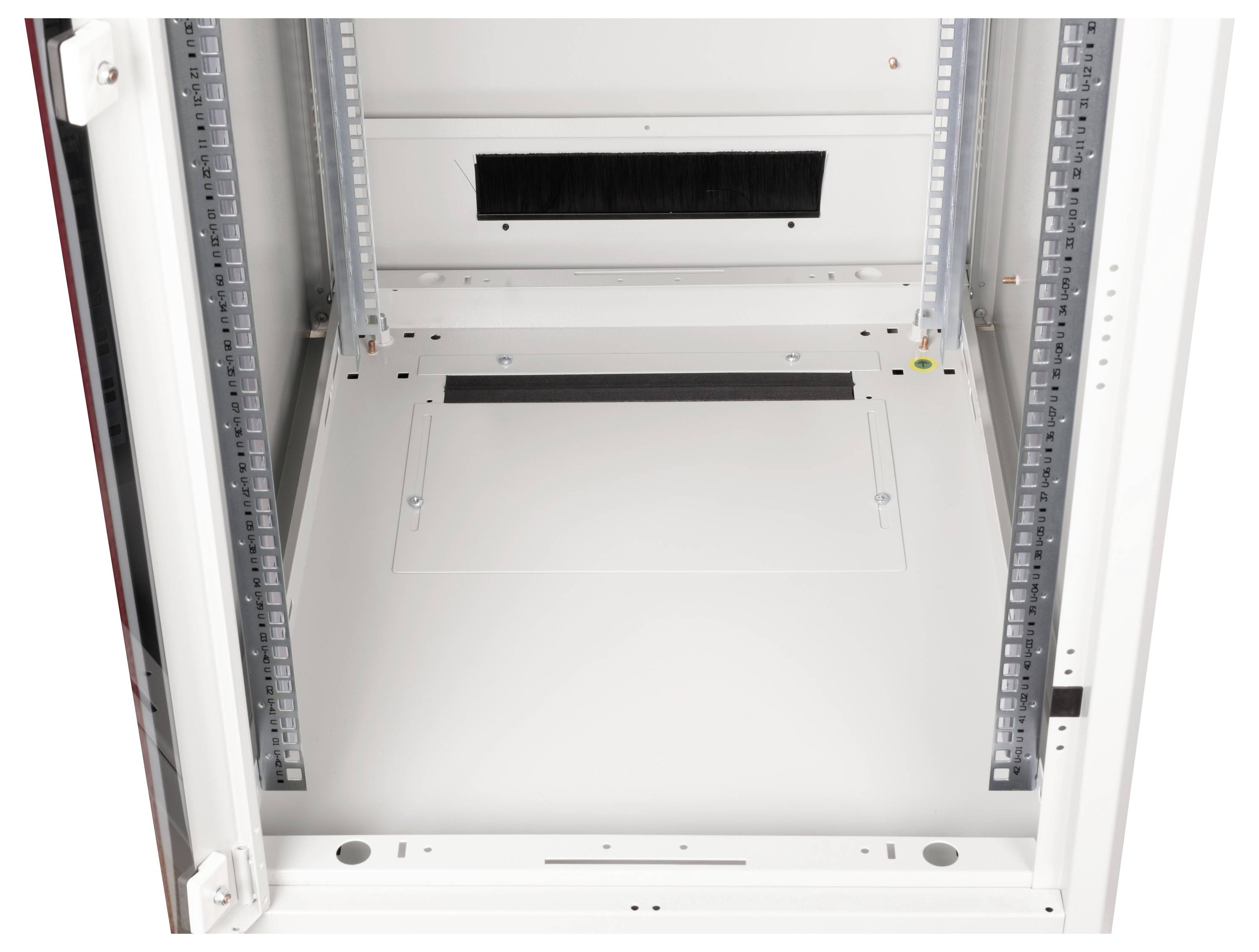 Pusty szafa serwerowa z dwoma wspornikami bocznymi i otwartą płytą denną. Gotowa do instalacji serwerów lub urządzeń IT.