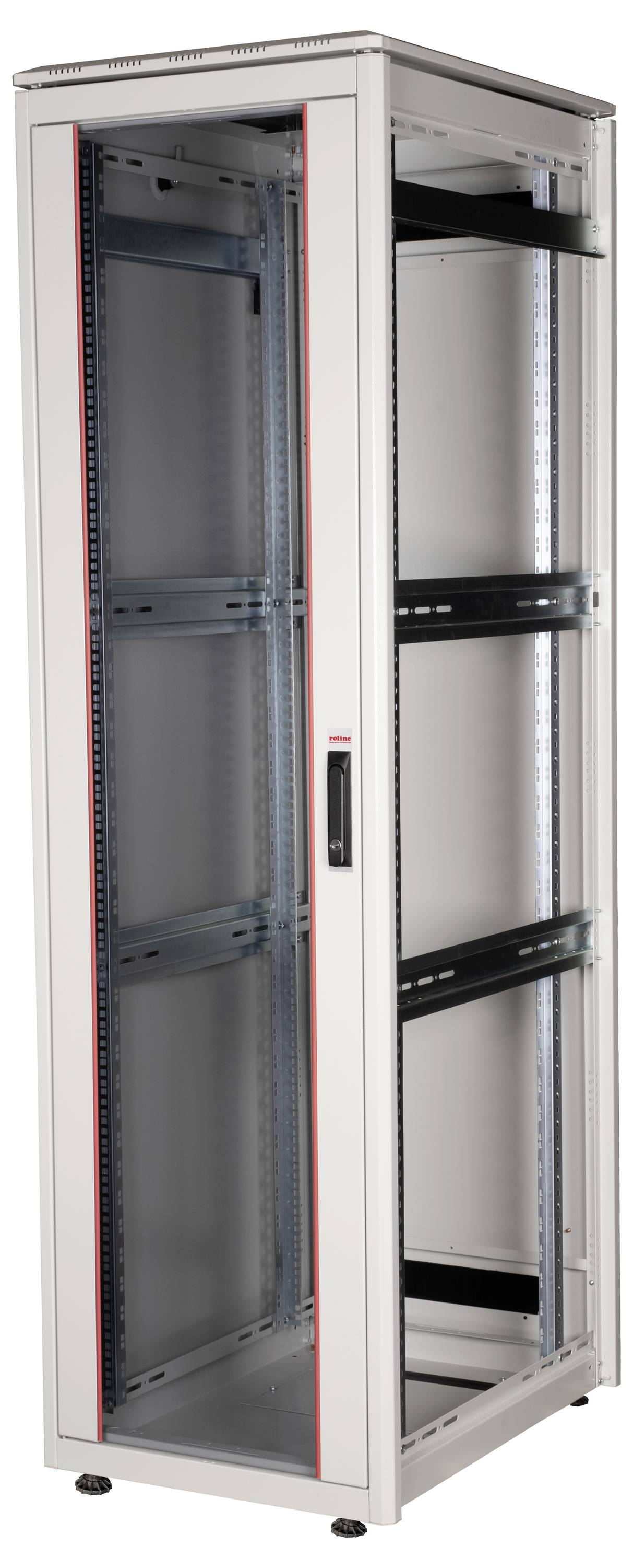 Pusty, pionowy szafa serwerowa ze szklanymi drzwiami, przeznaczona do montażu komponentów sieciowych i informatycznych.