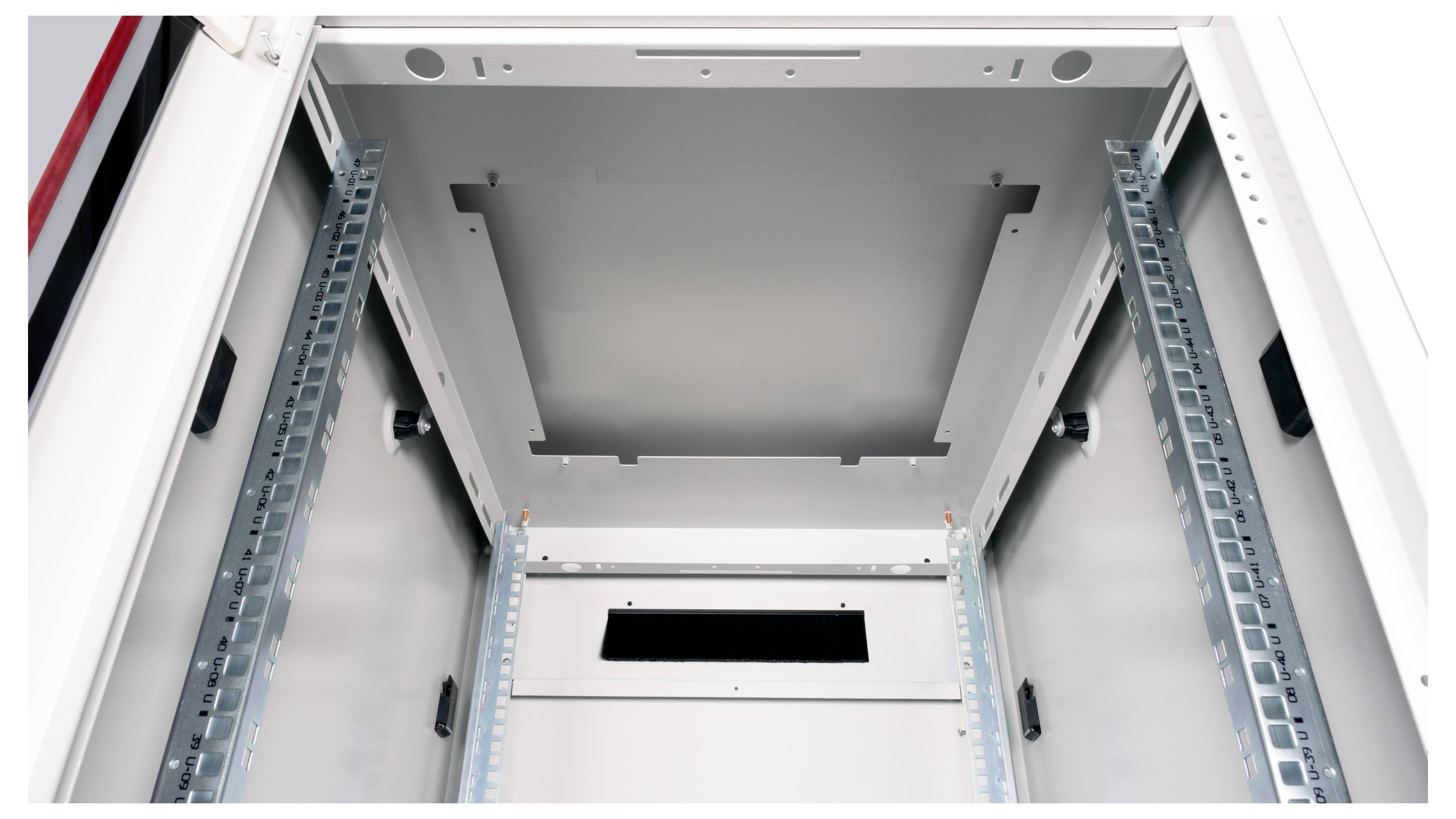 Widok pustej szafy serwerowej od dołu, wykonanej z metalu z bocznymi szynami prowadzącymi, przeznaczonej do instalacji urządzeń IT.