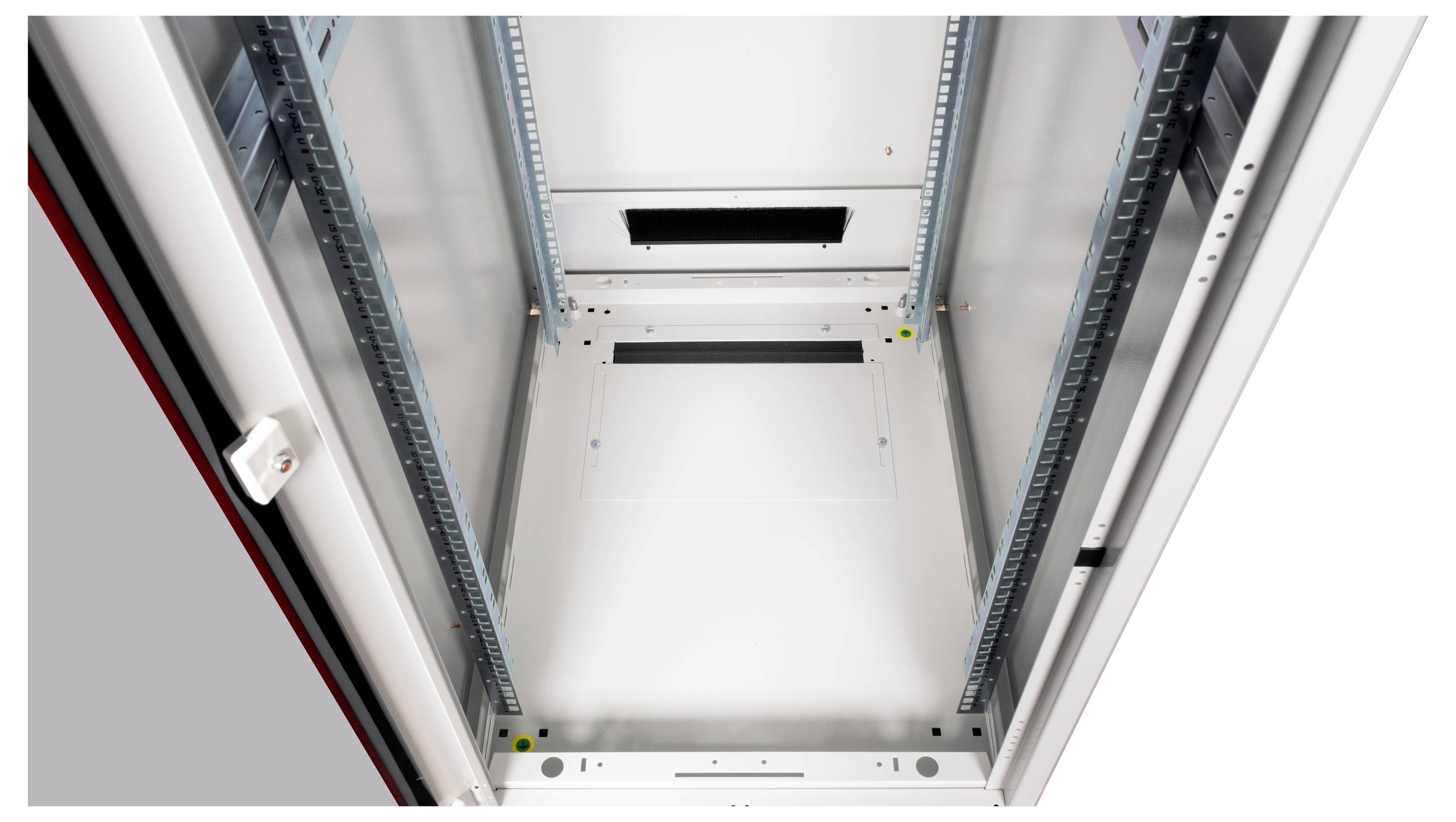 Pusty szafa serwerowa sfotografowana z góry, pokazująca szyny do montażu serwerów.