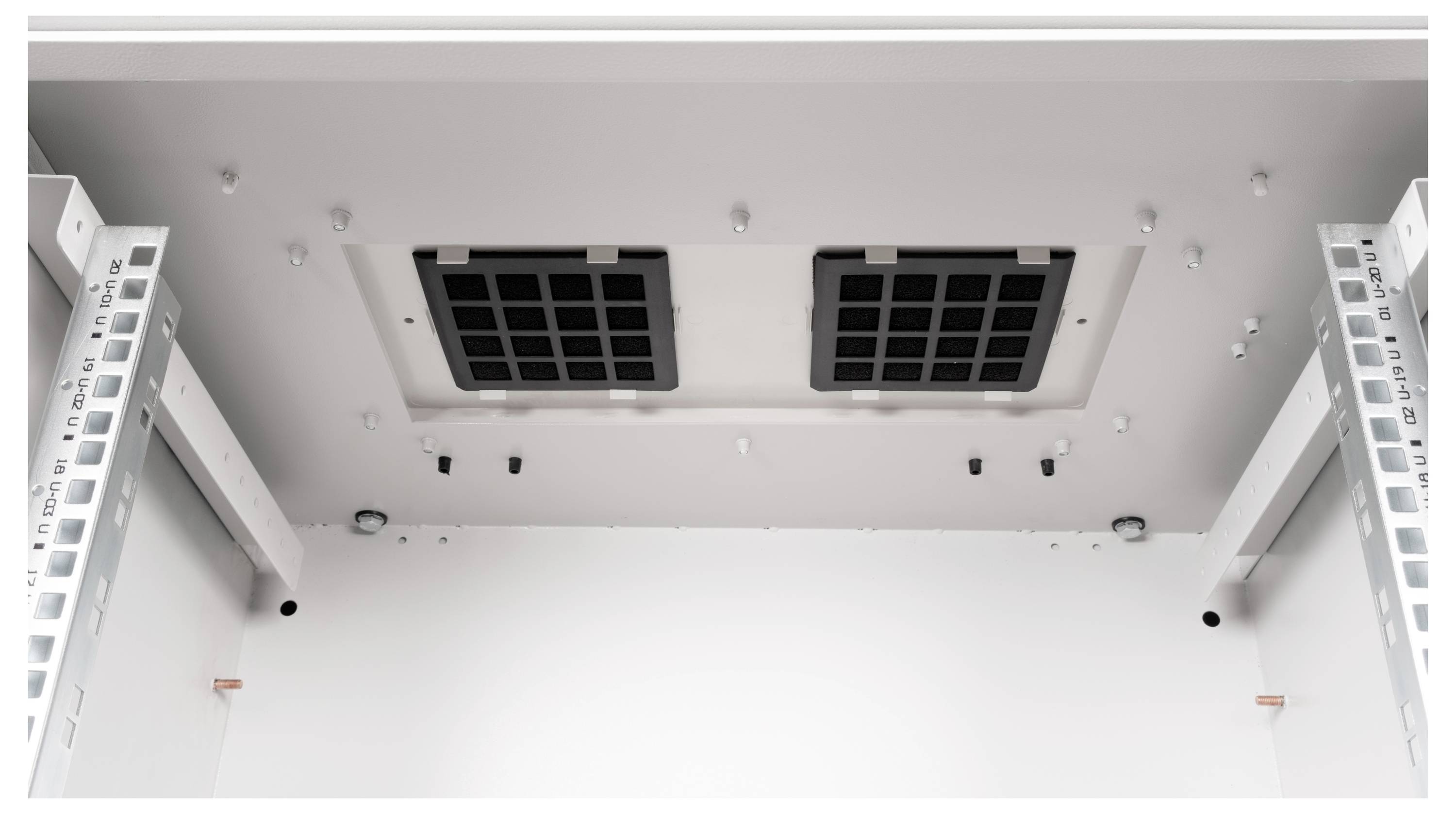 Widok sufitowy pustej szafy serwerowej z kratkami wentylacyjnymi i uchwytami, przygotowanej do instalacji sprzętu informatycznego.