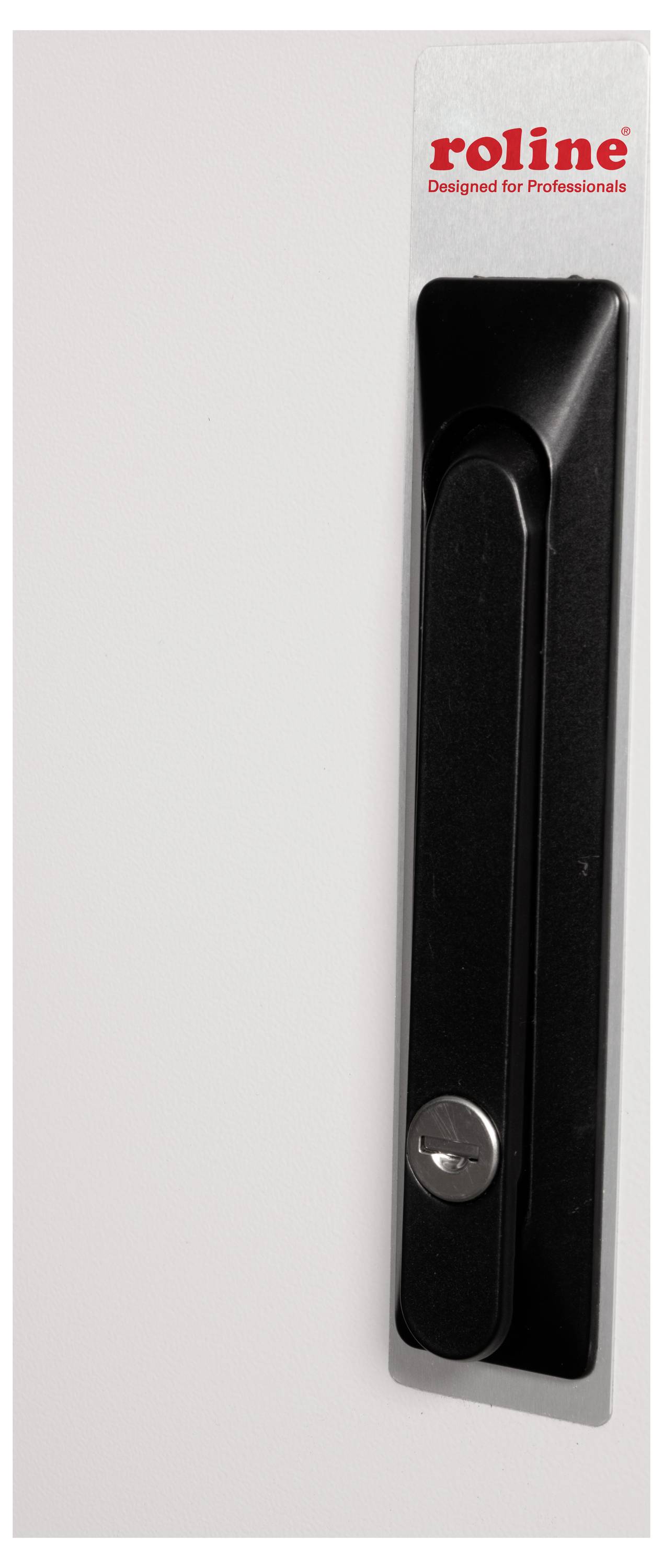 Czarny uchwyt drzwiowy z wbudowanym zamkiem, zamocowany na białych drzwiach. W prawym górnym rogu widnieje napis 'roline' w czerwonym kolorze.