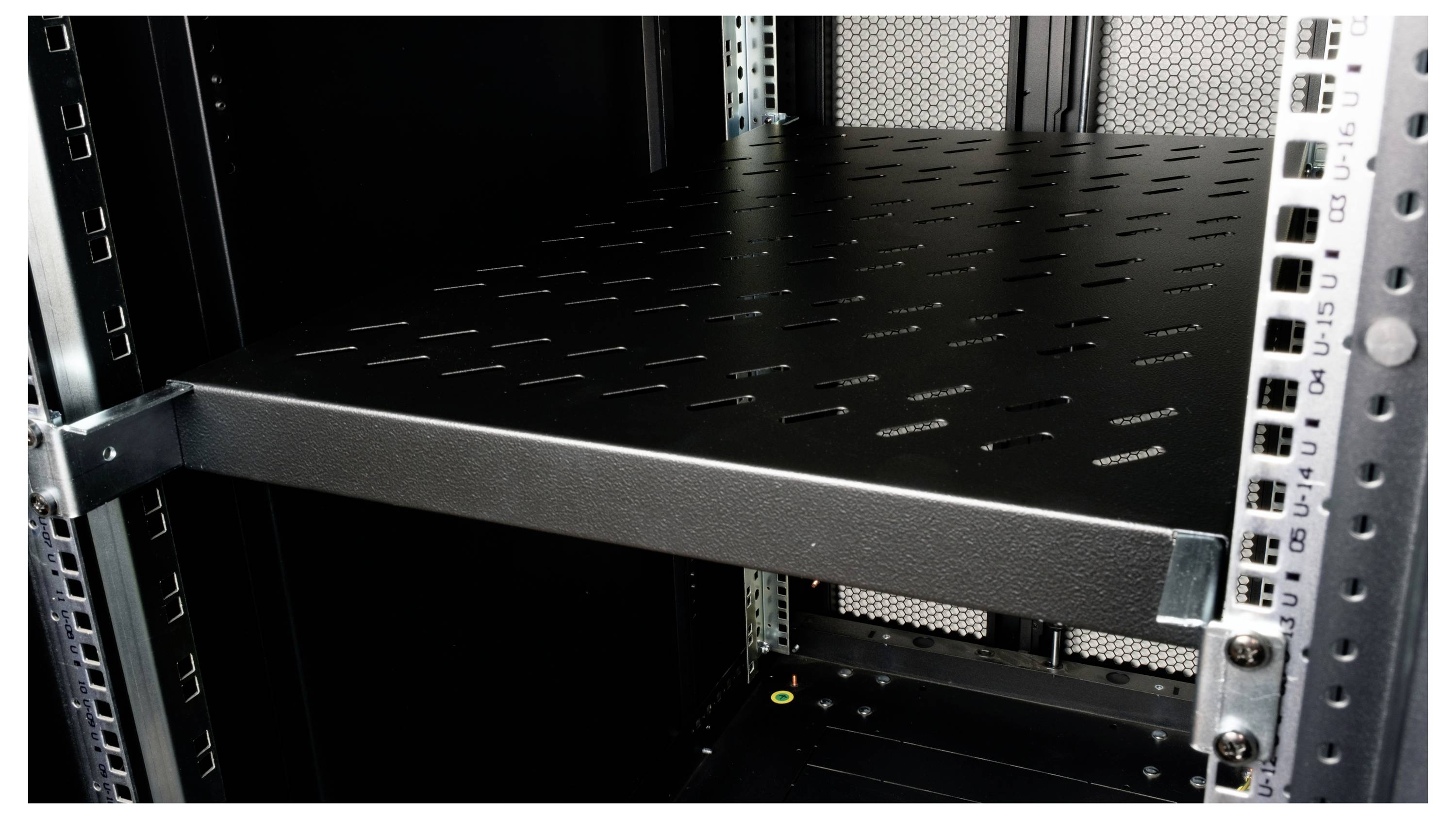 Pusty stojak serwerowy z czarnymi półkami, gotowy na sprzęt IT.