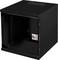 Czarny, otwarty, metalowy szafka serwerowa. Kwadratowy kształt z zamykaną lewą drzwiczką po lewej stronie obrazu.