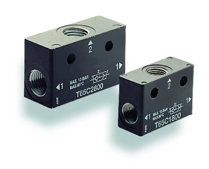 Dwa hydrauliczne zawory, czarne, z napisami 'MAX: 10 BAR' i strzałkami kierunkowymi, umieszczone obok siebie na białym tle.