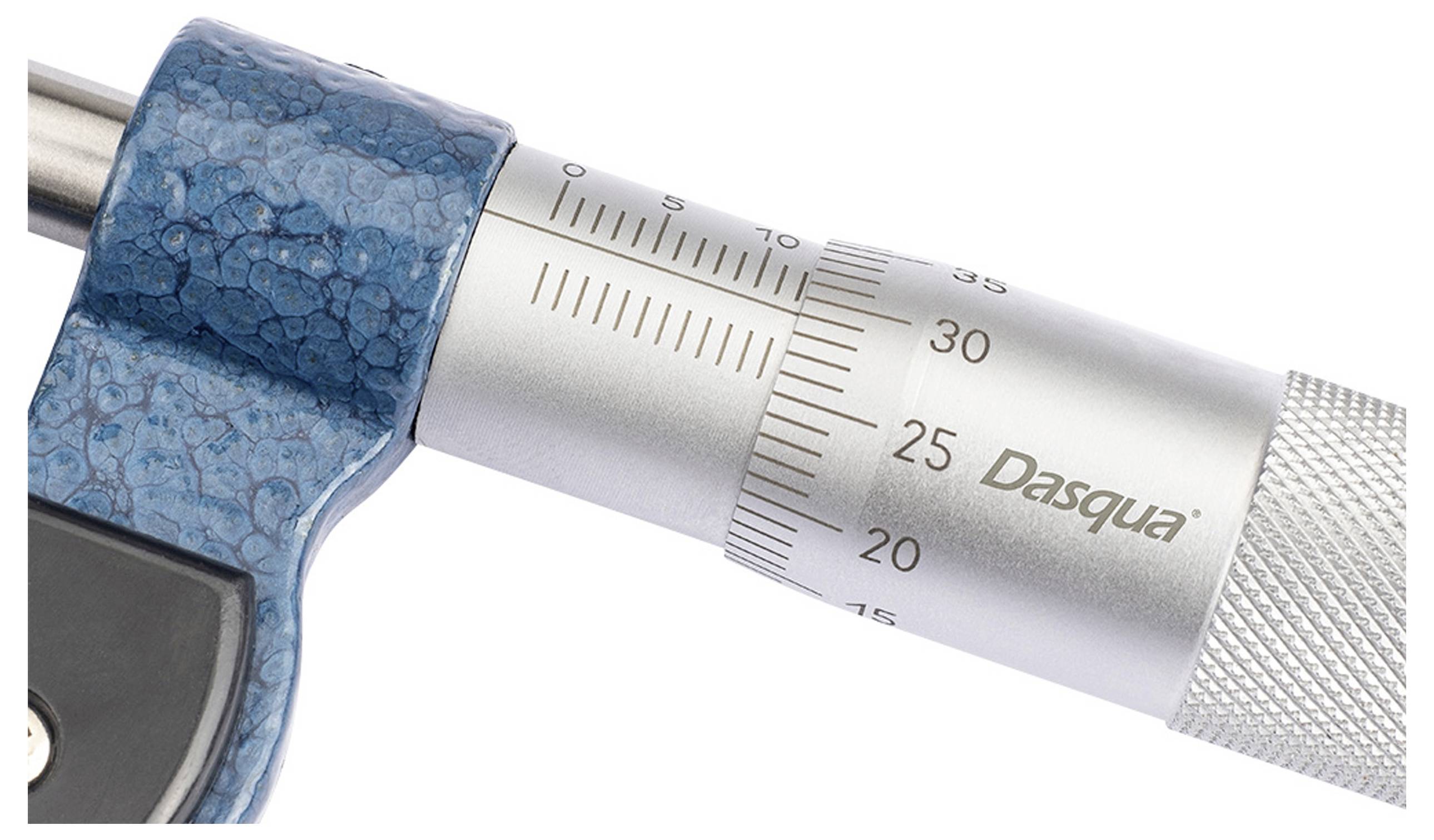 Zbliżenie mikrometru w kolorze niebieskim do precyzyjnego pomiaru, przedstawiające skalę do 25; srebrne powierzchnie uchwytu o prążkowanej fakturze.