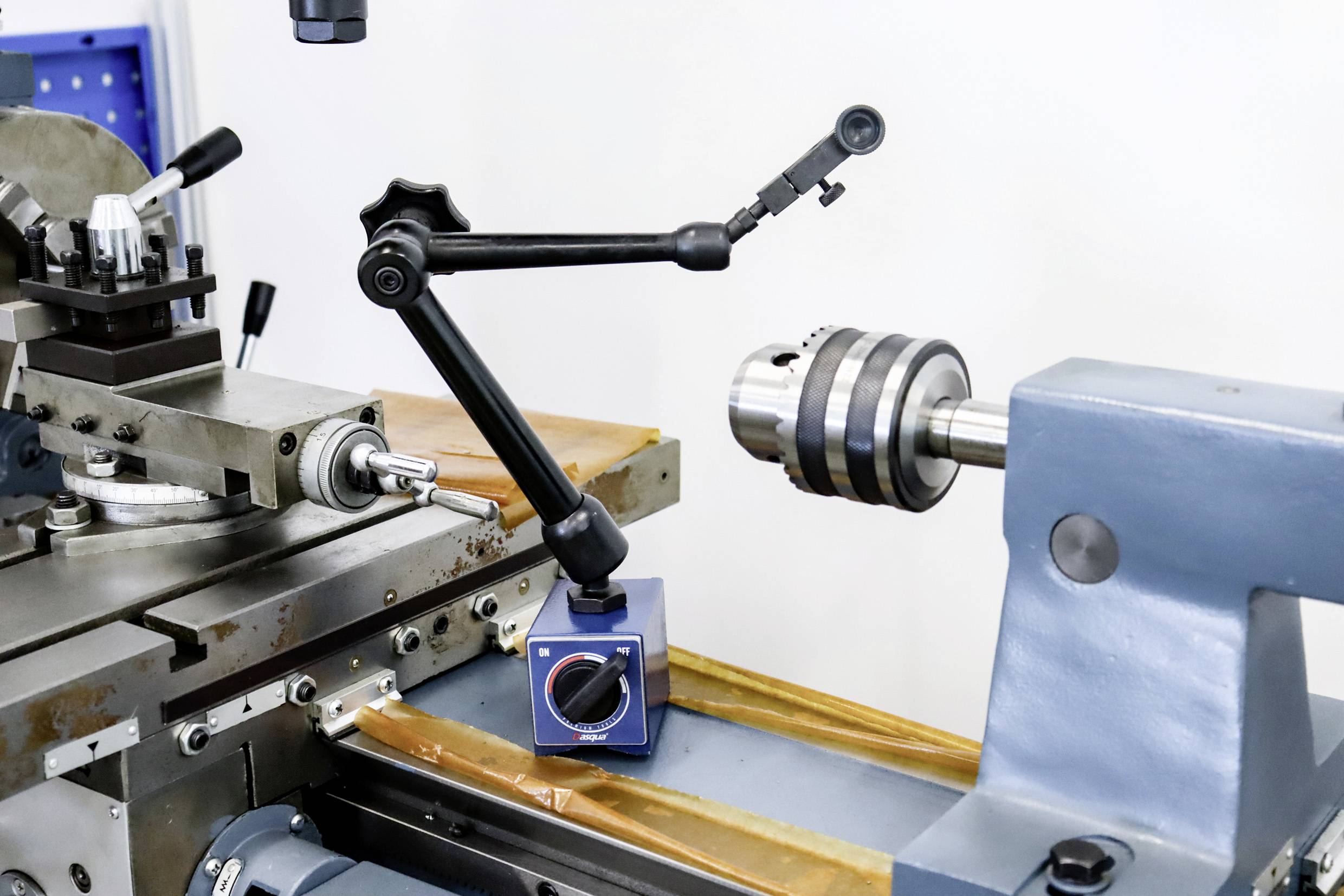 Maszyna warsztatowa z regulowanym uchwytem i mocowaniem do precyzyjnej obróbki narzędzi.