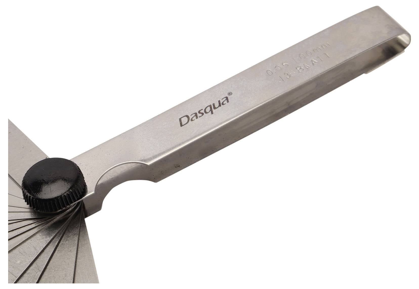 Wzornik szczelinowy w rozłożonej formie, składający się z kilku metalowych listków, służący do pomiaru szczelin lub odstępów.