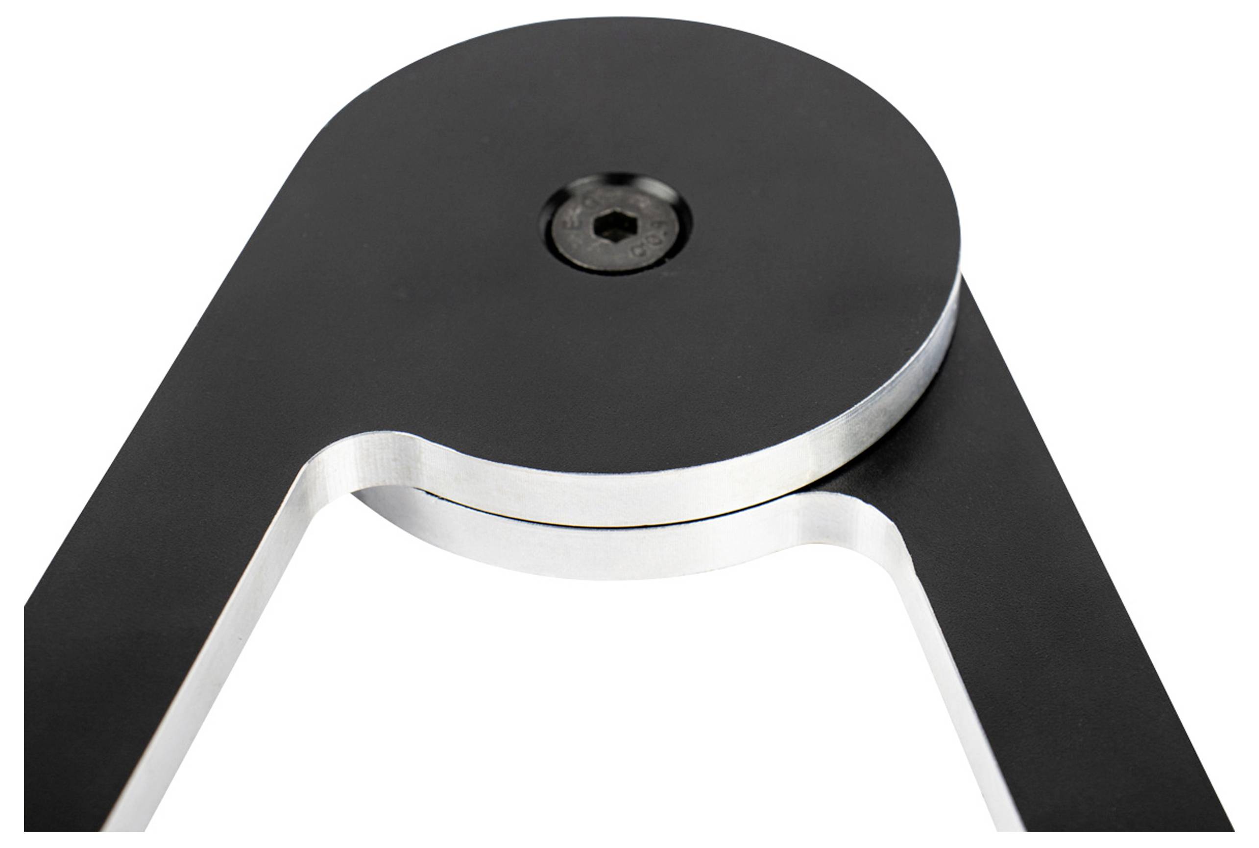 Czarny element metalowy o zaokrąglonych krawędziach z dużym, okrągłym zawiasem pośrodku.