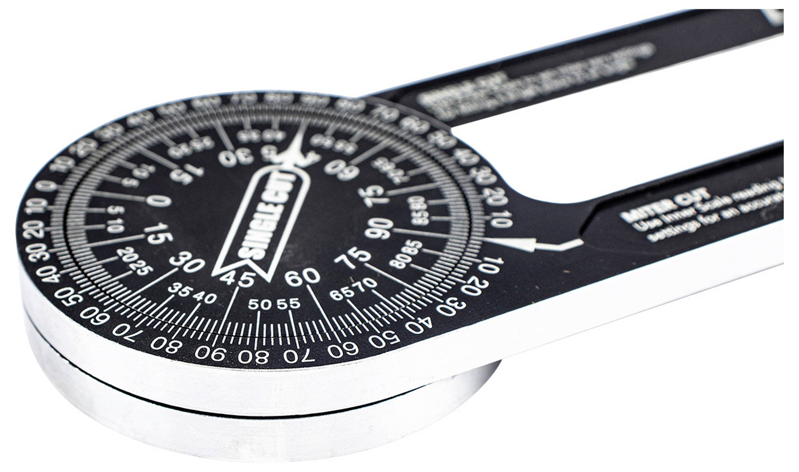 Okrągły kątomierz z czarną tarczą i białymi oznaczeniami stopni, z srebrną obwódką.
